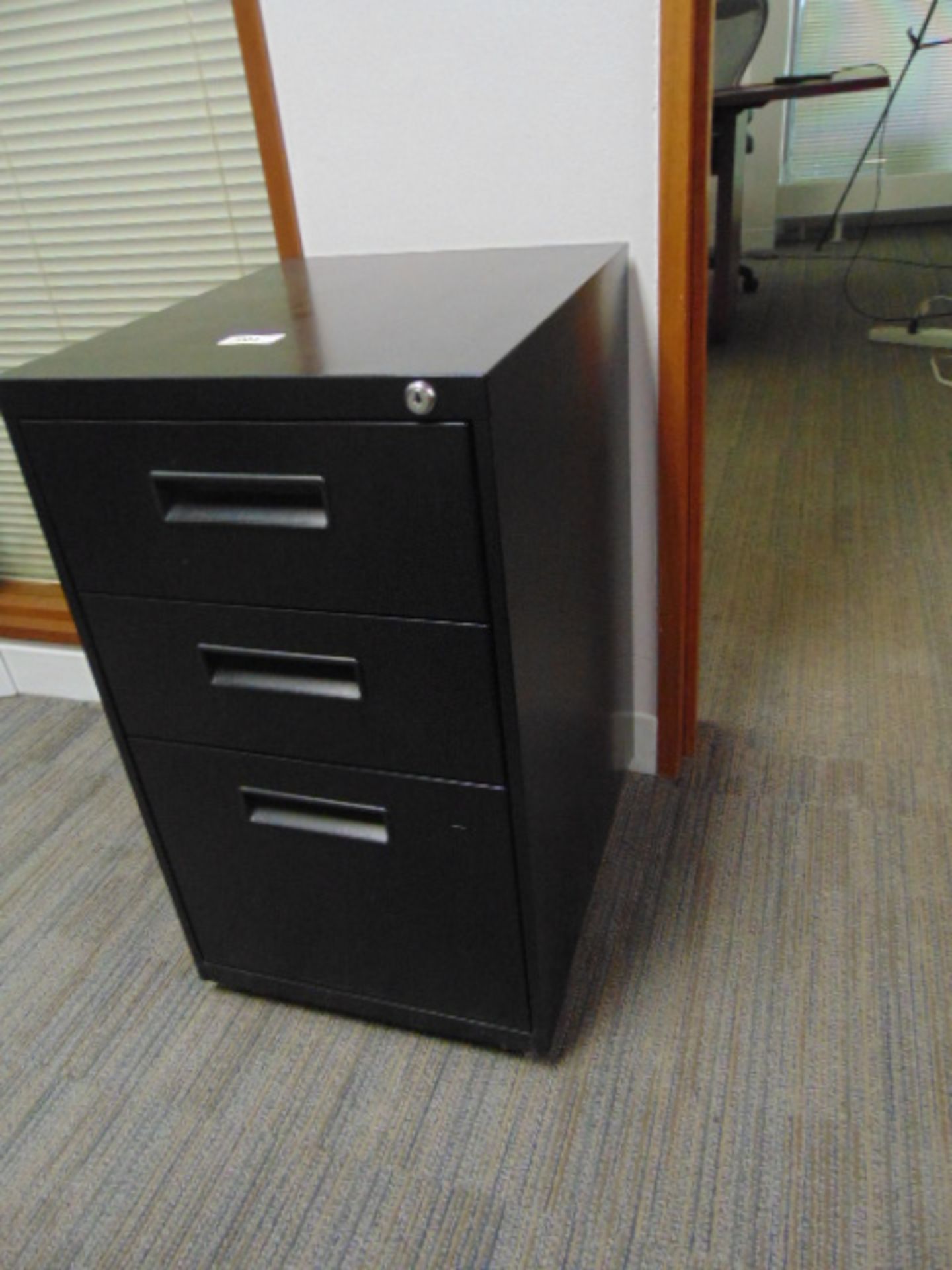 LOT CONSISTING OF: reception desk, bookcase & (6) assorted filed cabinets (no computer) - Image 4 of 5