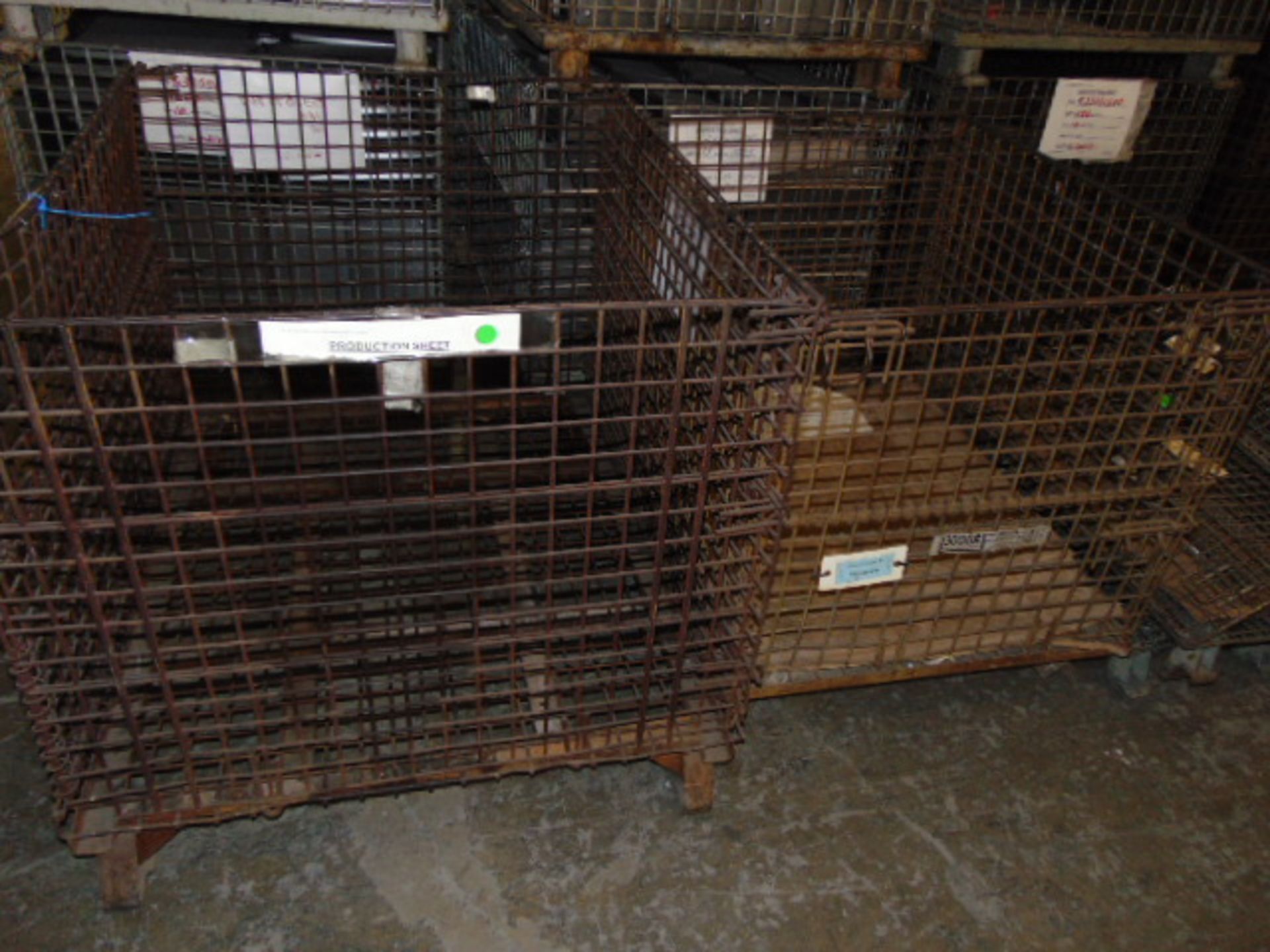 LOT CONSISTING OF: empty wire baskets & fold up plastic boxes, assorted (in two rows) - Image 2 of 5