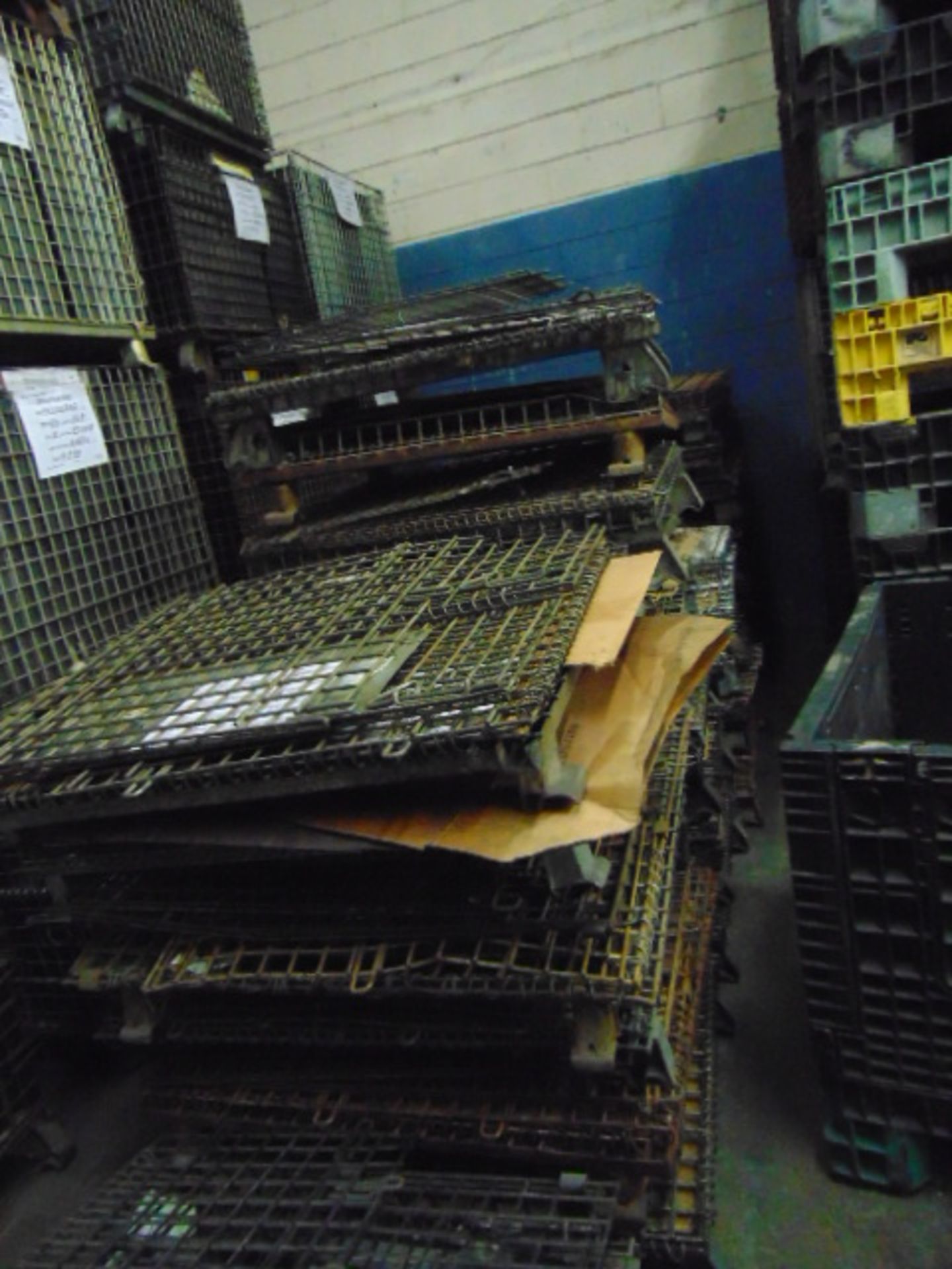LOT CONSISTING OF: empty wire baskets & fold up plastic boxes, assorted (in two rows) - Image 4 of 5