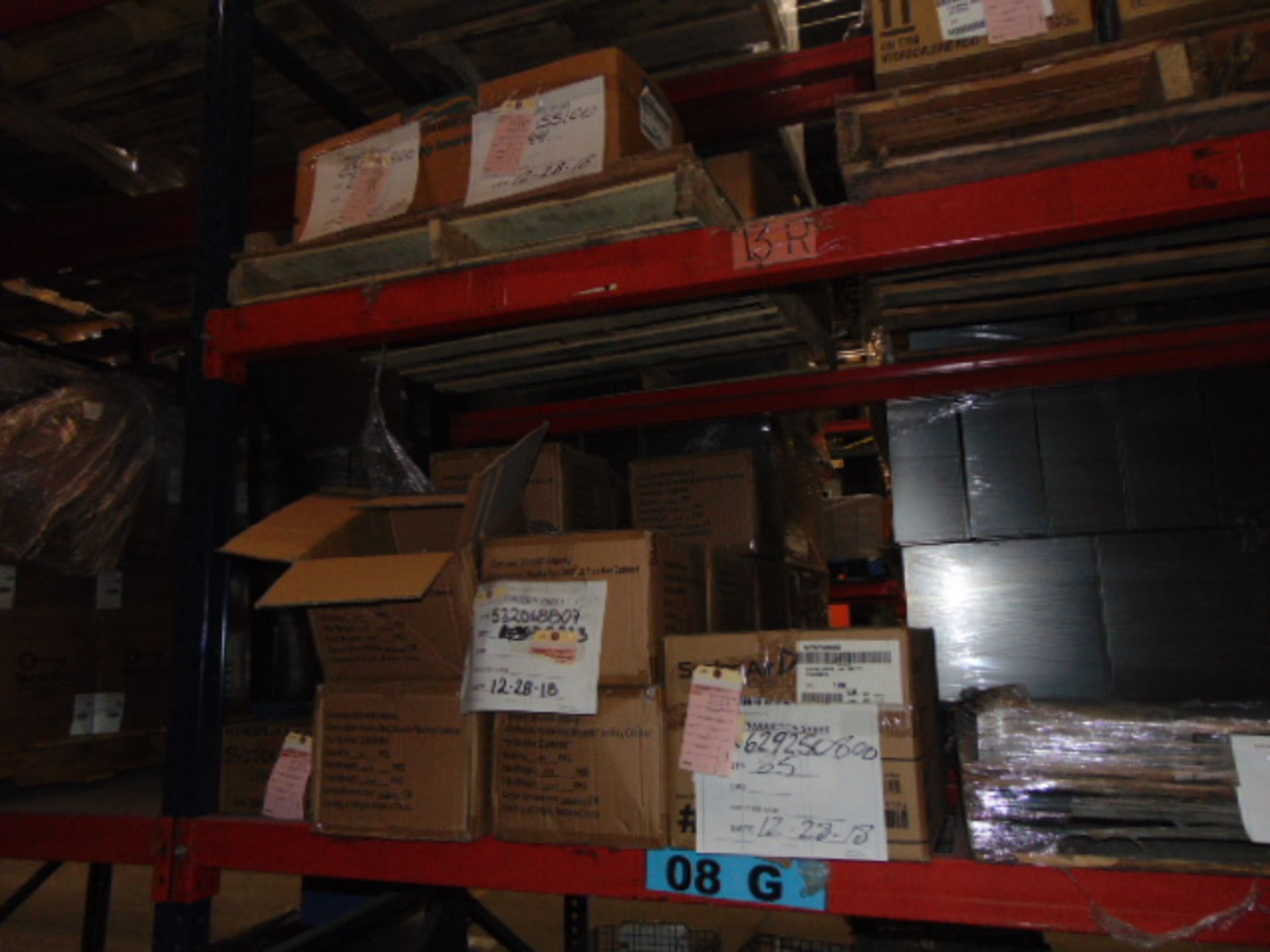 LOT CONTENTS OF PALLET RACKING SECTIONS (24) : steel parts, 3 x 5 followers, plastic hooks, - Image 23 of 33