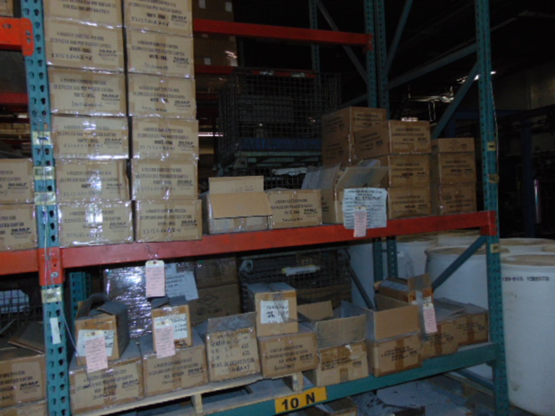 LOT CONTENTS OF PALLET RACKING SECTIONS (23) : steel parts, 3 x 5 followers, plastic hooks, - Image 26 of 43