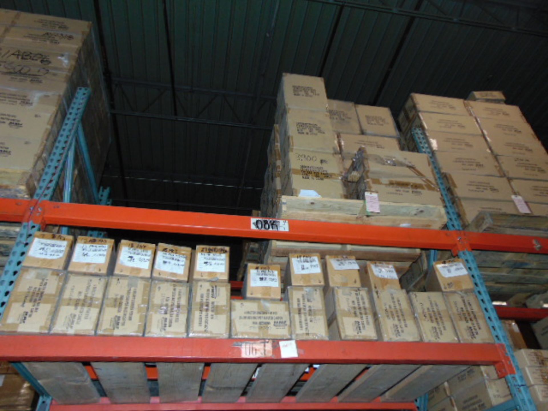 LOT CONTENTS OF PALLET RACKING SECTIONS (23) : steel parts, 3 x 5 followers, plastic hooks, - Image 15 of 43