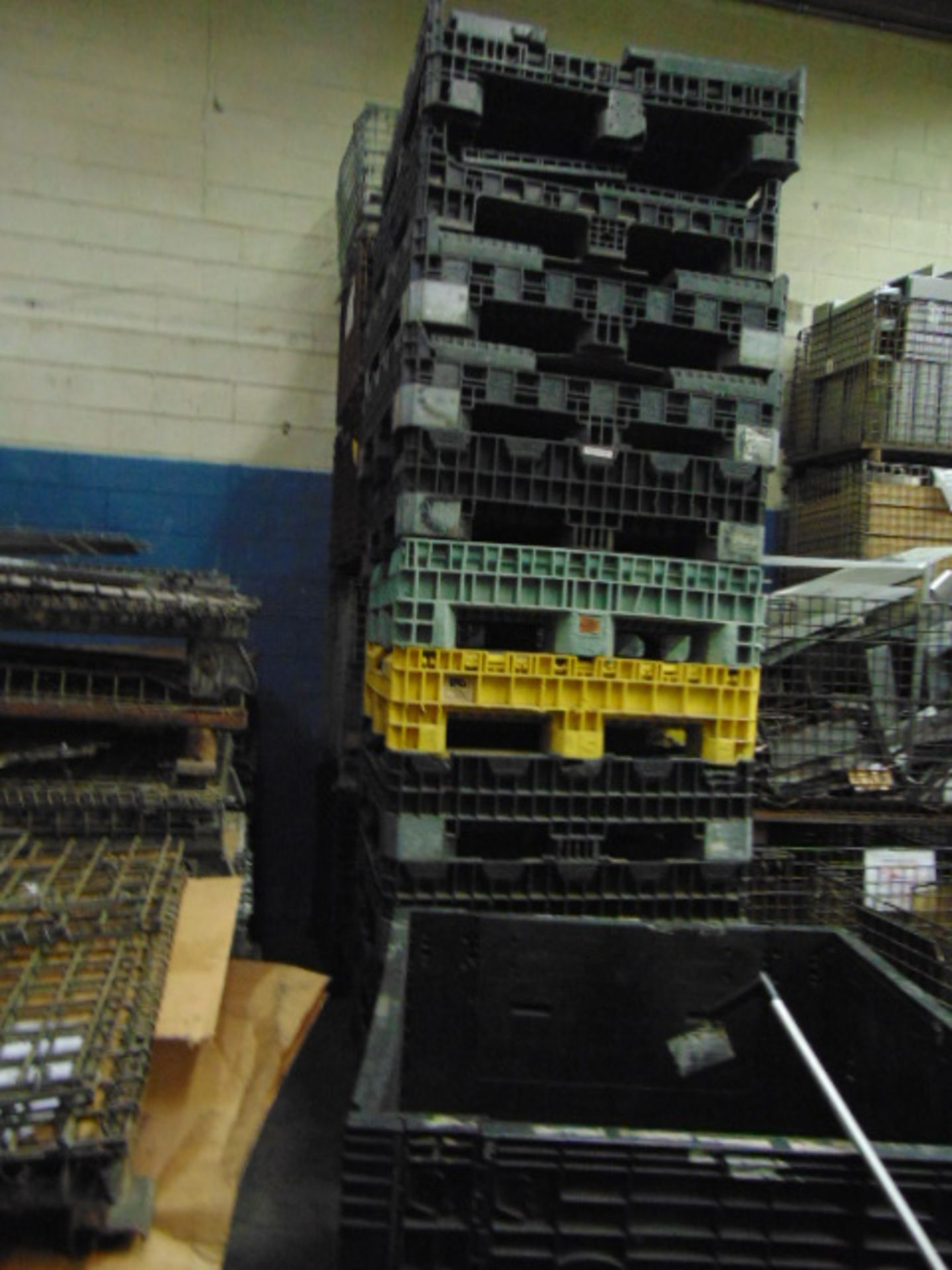 LOT CONSISTING OF: empty wire baskets & fold up plastic boxes, assorted (in two rows) - Image 5 of 5