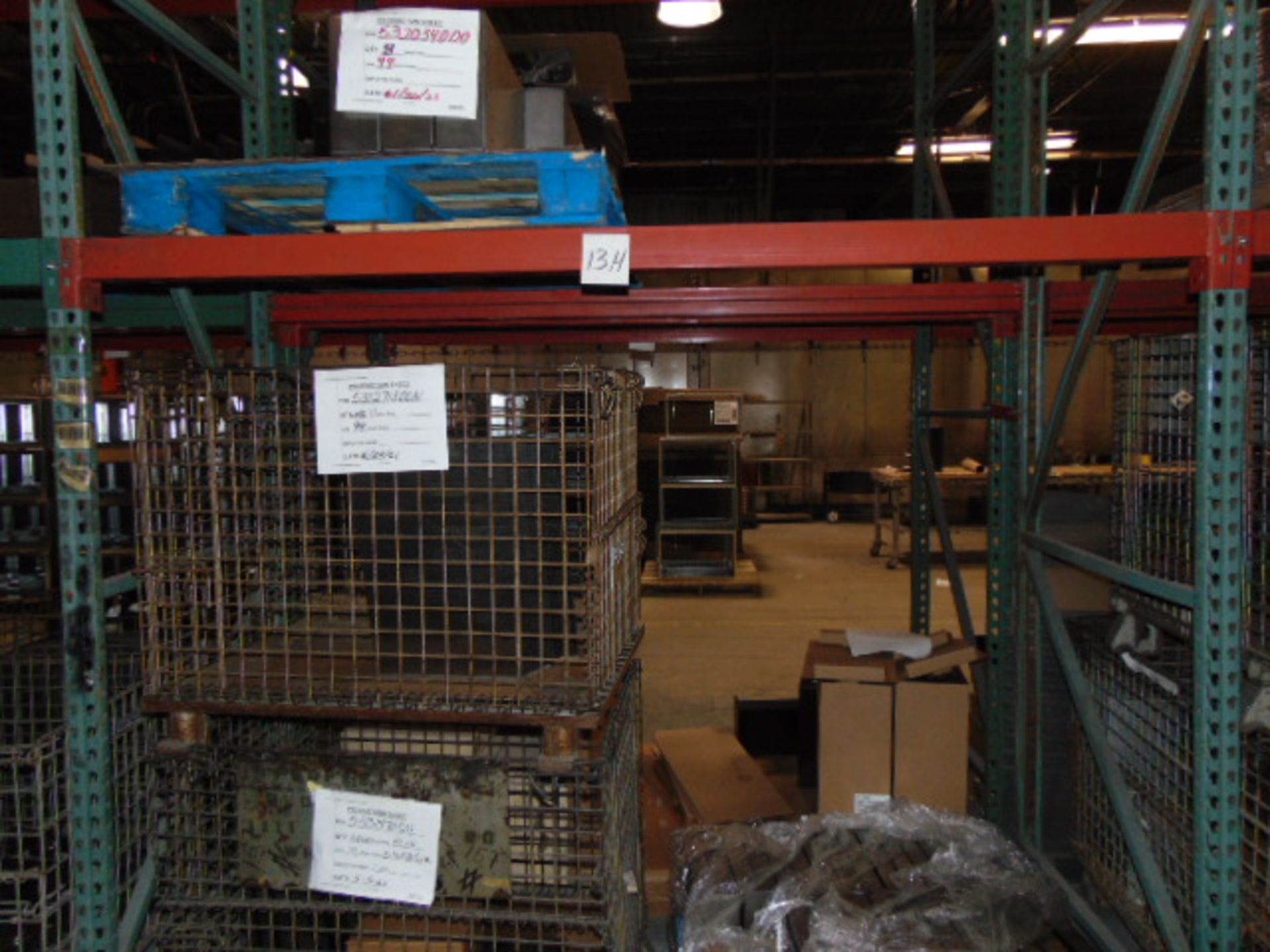 LOT CONTENTS OF PALLET RACKING SECTIONS (22) : steel parts & wire baskets (no racks) - Image 13 of 31