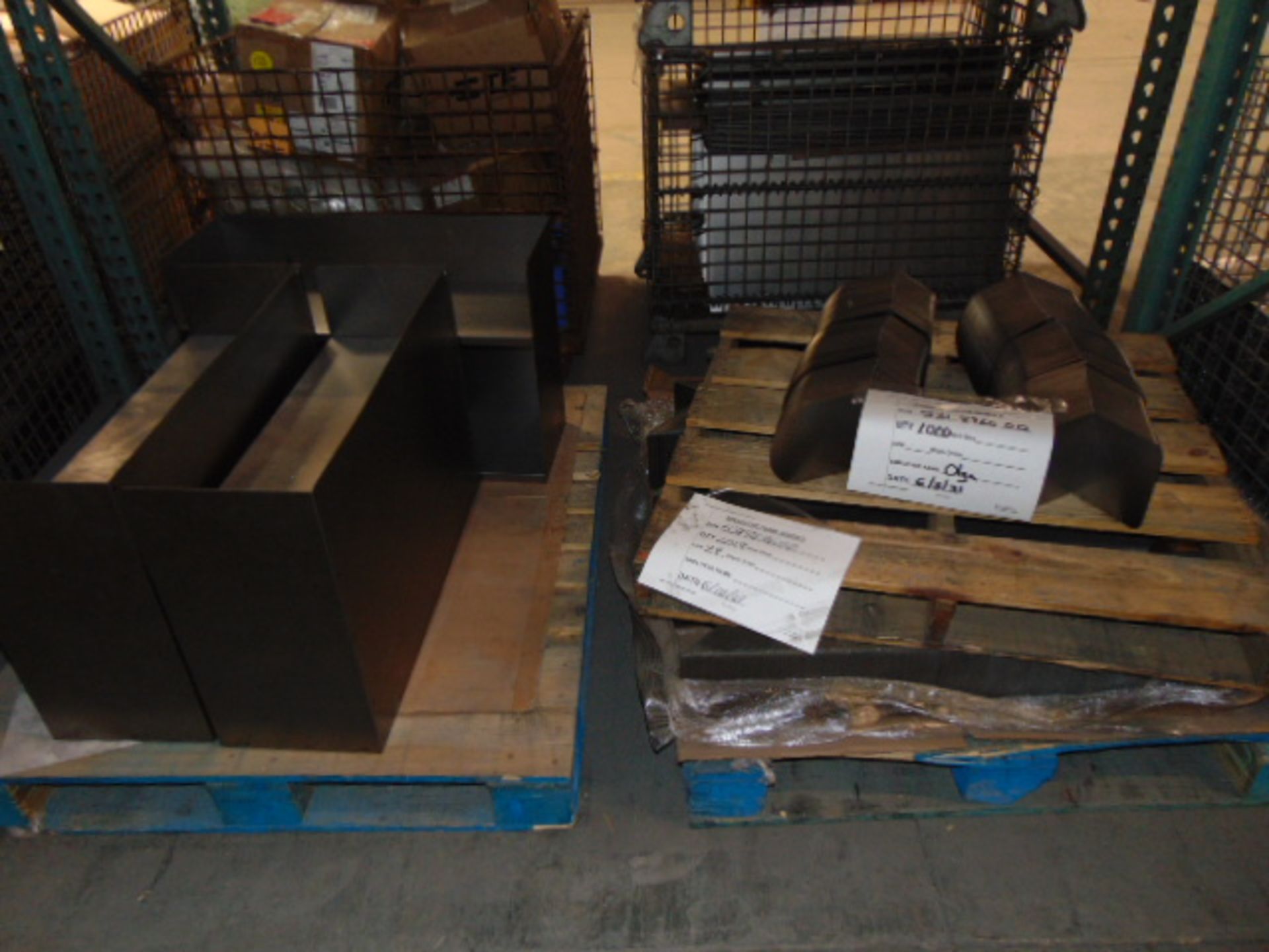 LOT CONTENTS OF PALLET RACKING SECTIONS (22) : steel parts & wire baskets (no racks) - Image 7 of 31