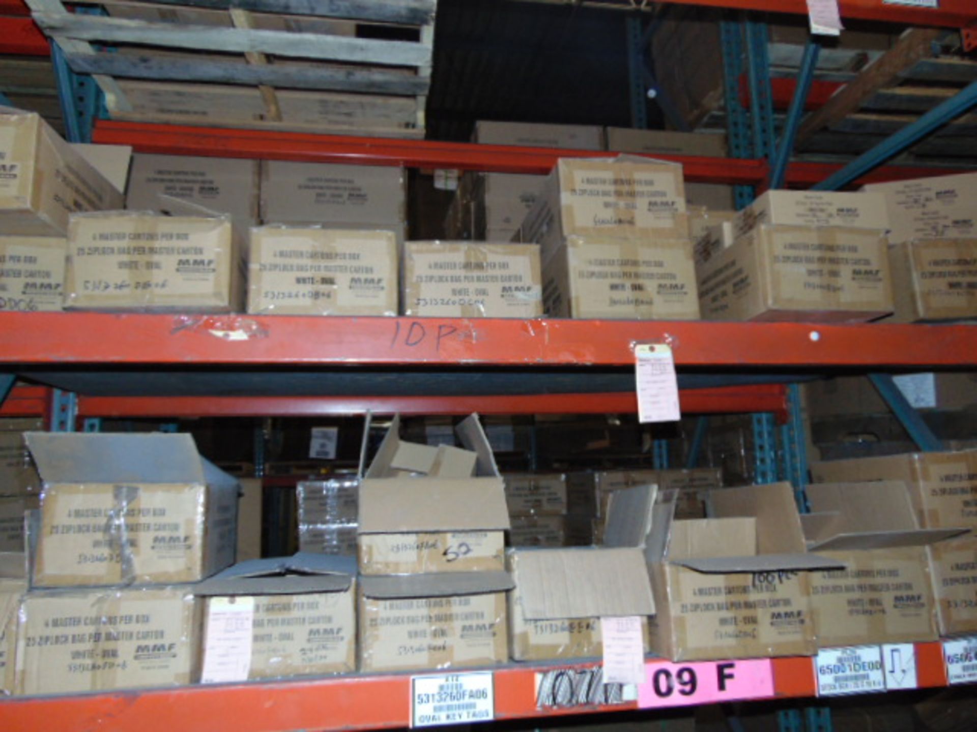 LOT CONTENTS OF PALLET RACKING SECTIONS (23) : steel parts, 3 x 5 followers, plastic hooks, - Image 39 of 43