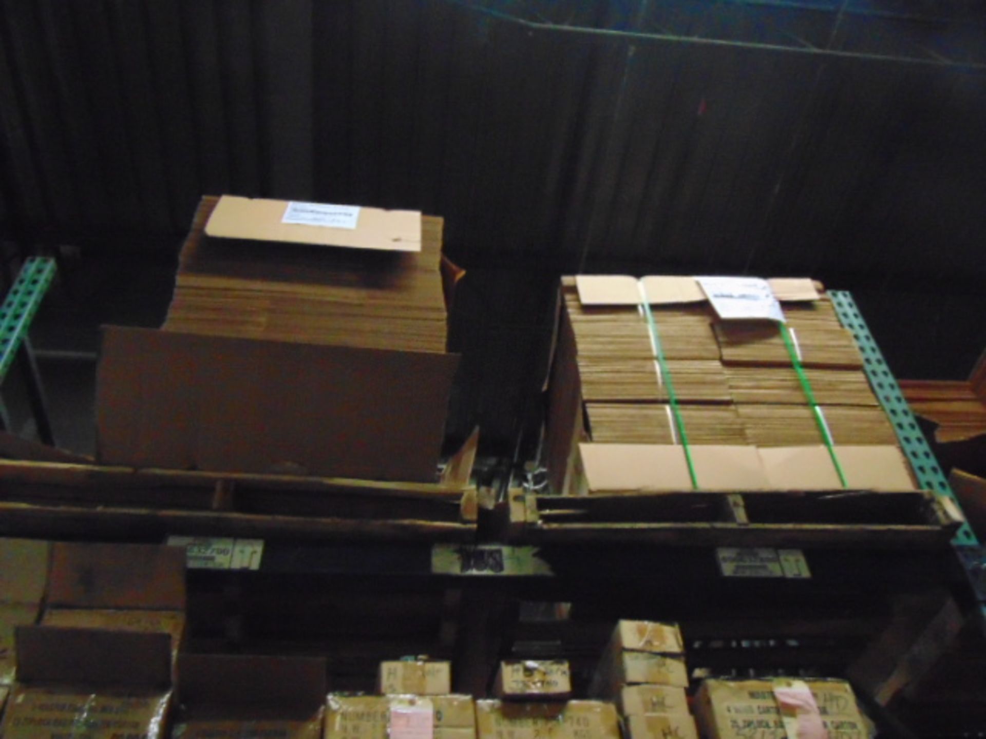 LOT CONTENTS OF PALLET RACKING SECTIONS (23) : steel parts, 3 x 5 followers, plastic hooks, - Image 4 of 43