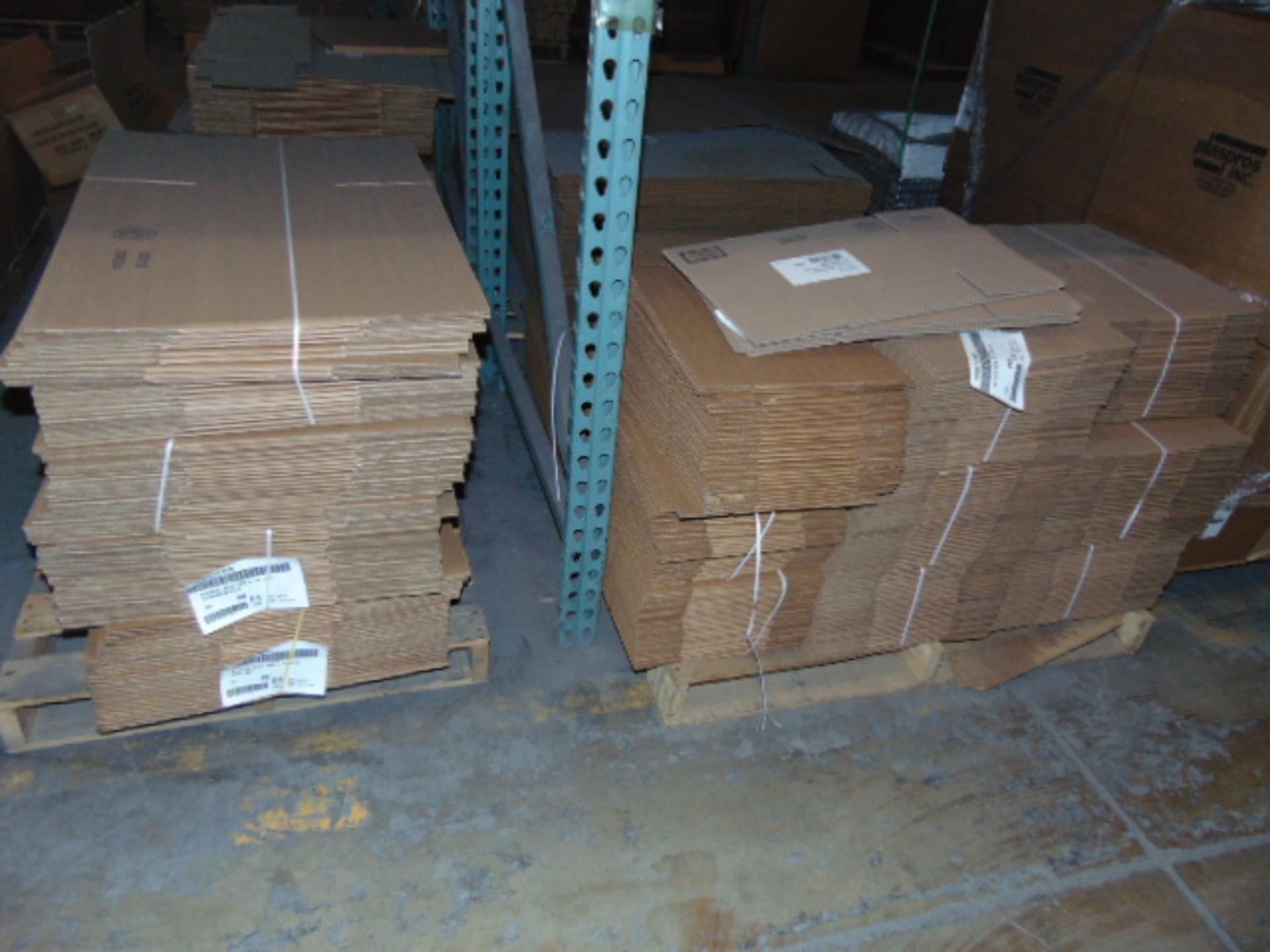 LOT CONTENTS OF PALLET RACKING SECTIONS (23) : steel parts, 3 x 5 followers, plastic hooks, - Image 41 of 43