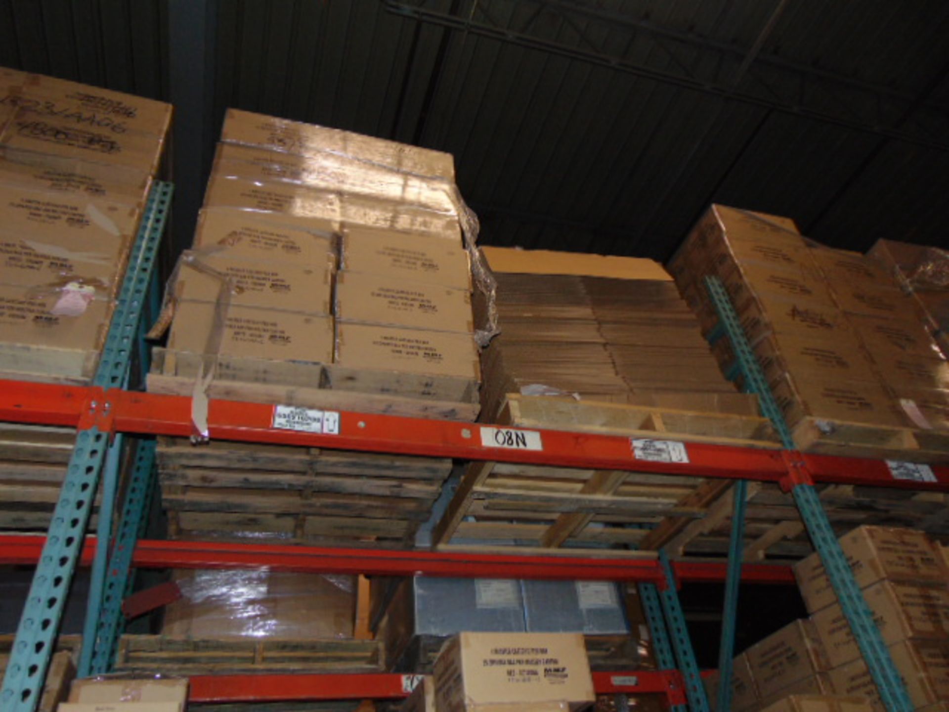 LOT CONTENTS OF PALLET RACKING SECTIONS (23) : steel parts, 3 x 5 followers, plastic hooks, - Image 24 of 43