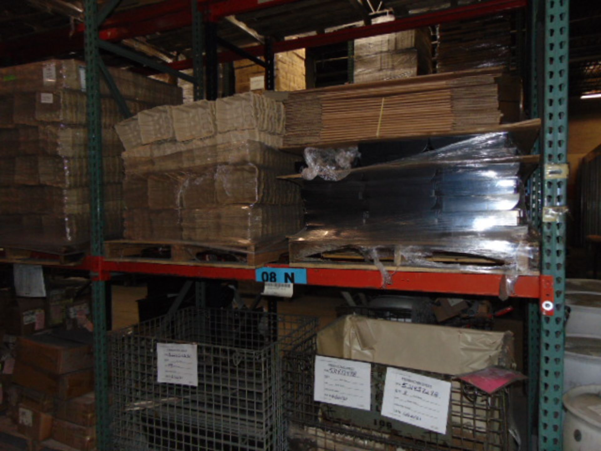 LOT CONTENTS OF PALLET RACKING SECTIONS (24) : steel parts, 3 x 5 followers, plastic hooks, - Image 15 of 33