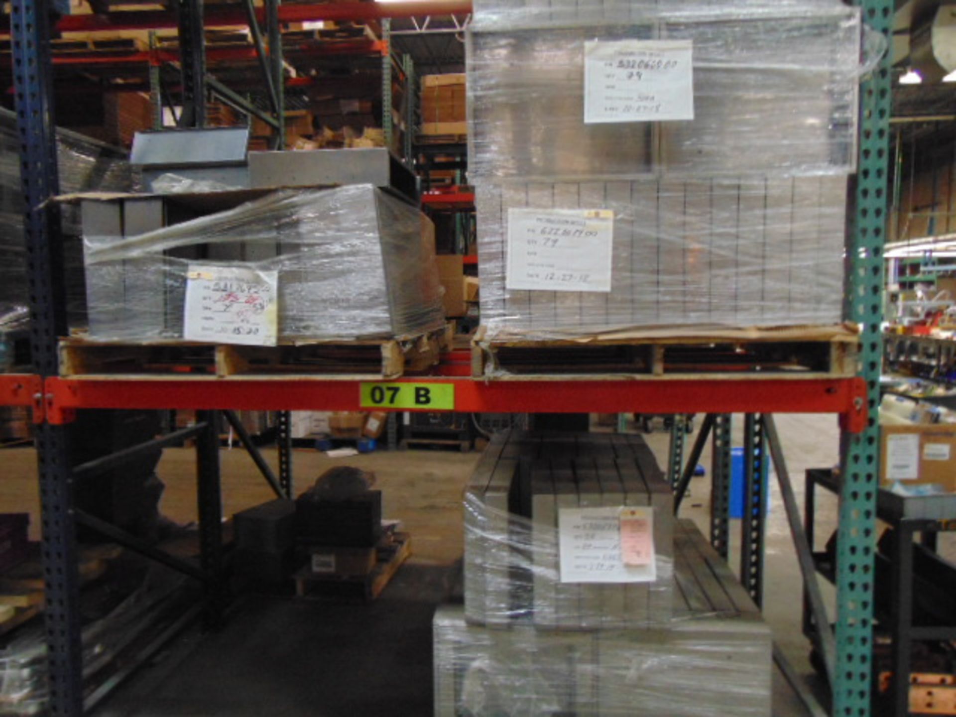 LOT CONTENTS OF PALLET RACKING SECTIONS (24) : steel parts, 3 x 5 followers, plastic hooks, - Image 3 of 33