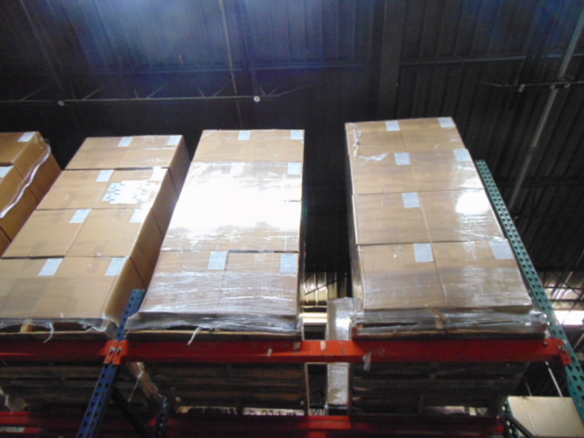 LOT CONTENTS OF PALLET RACKING SECTIONS (24) : steel parts, 3 x 5 followers, plastic hooks, - Image 4 of 33