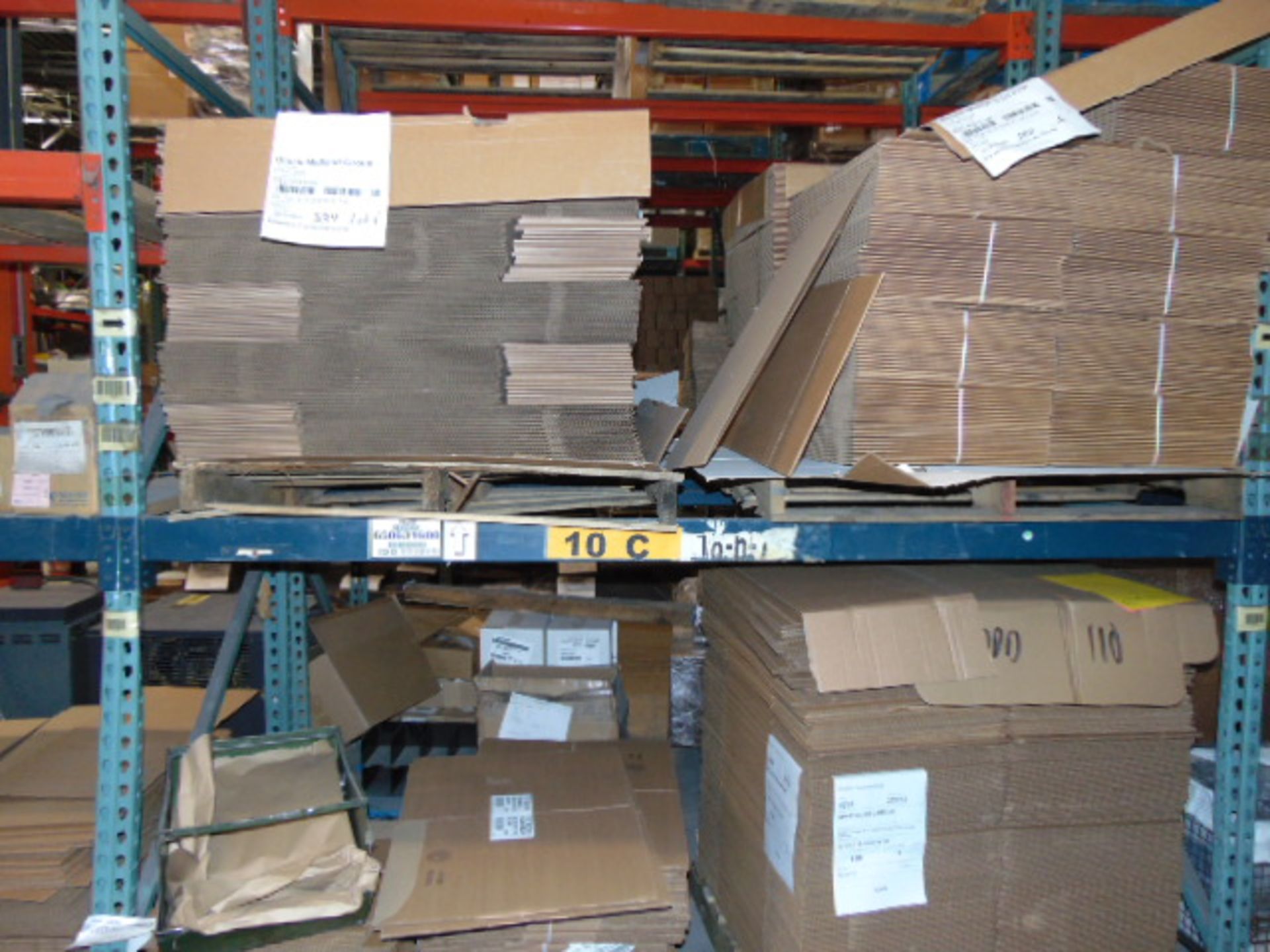 LOT CONTENTS OF PALLET RACKING SECTIONS (23) : steel parts, 3 x 5 followers, plastic hooks, - Image 5 of 43