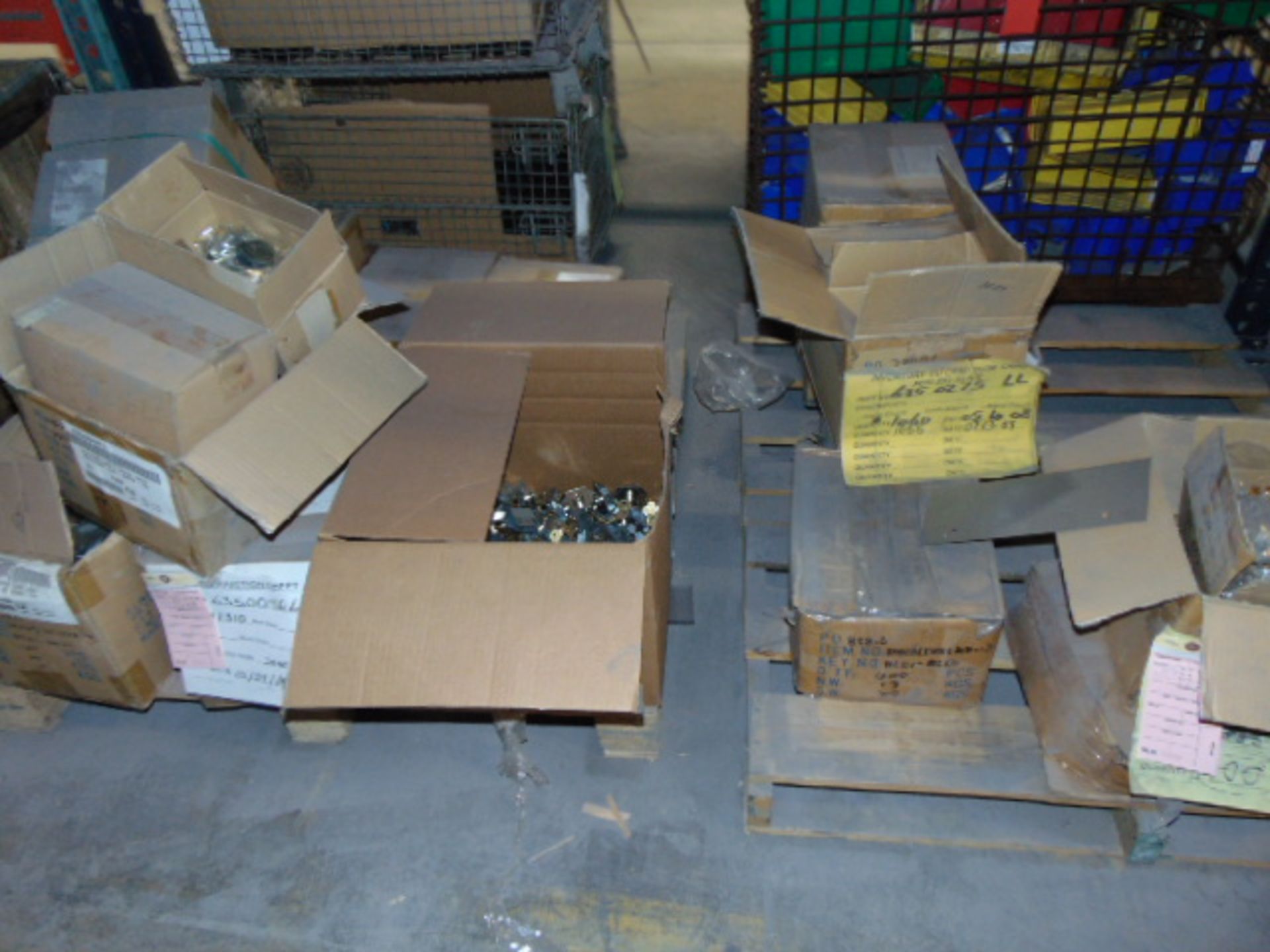 LOT CONTENTS OF PALLET RACKING SECTIONS (24) : steel parts, 3 x 5 followers, plastic hooks, - Image 20 of 33