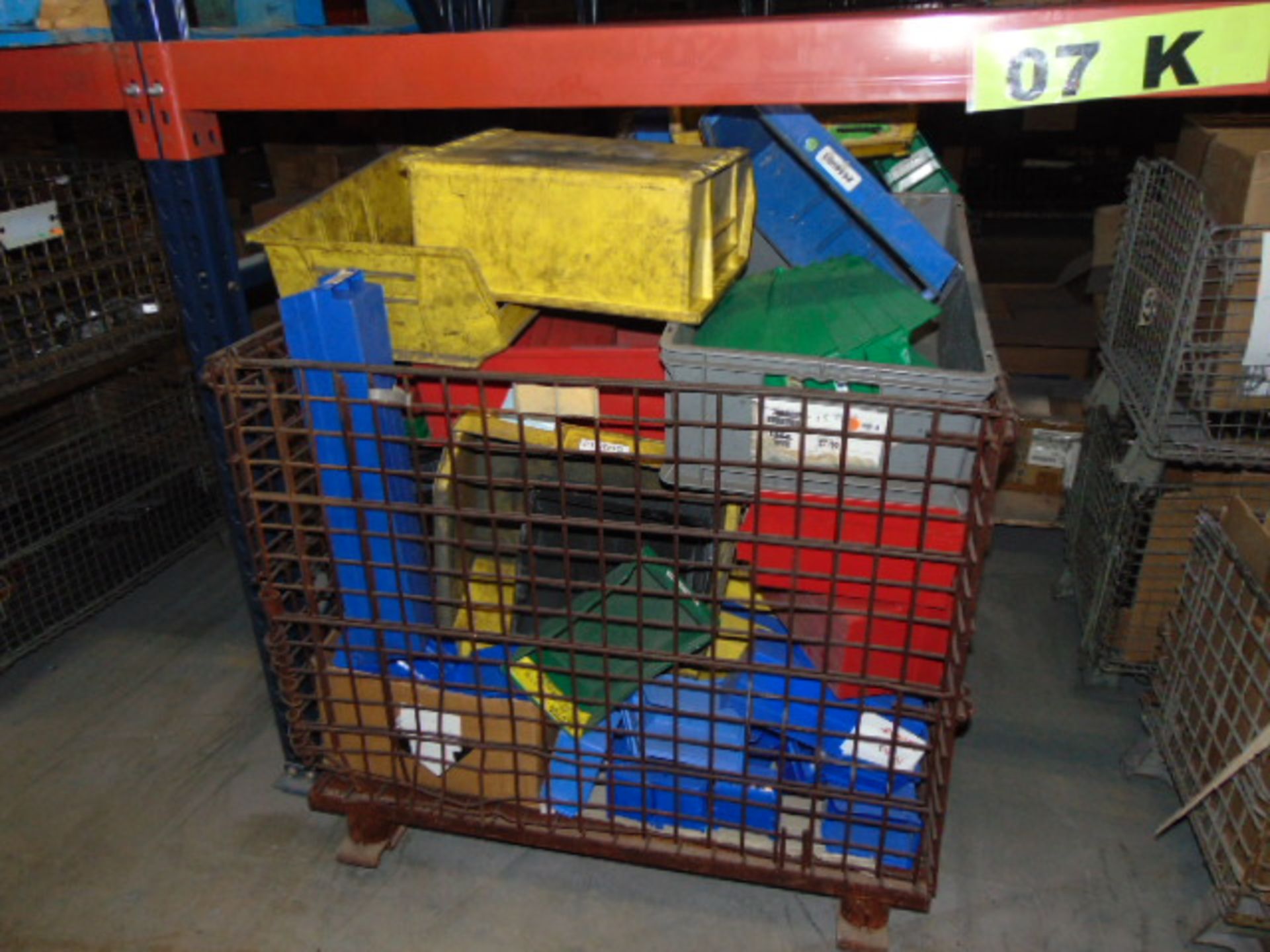 LOT CONTENTS OF PALLET RACKING SECTIONS (24) : steel parts, 3 x 5 followers, plastic hooks, - Image 12 of 33