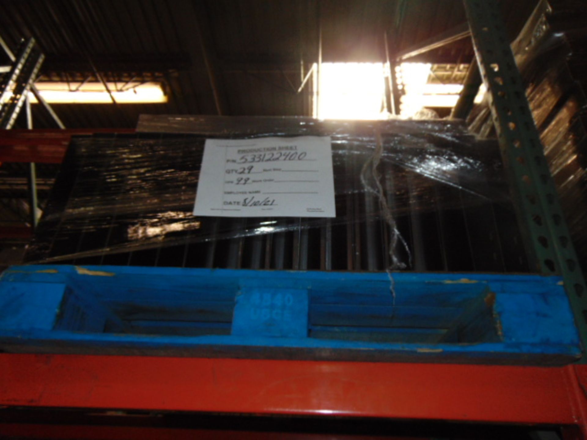 LOT CONTENTS OF PALLET RACKING SECTIONS (22) : steel parts & wire baskets (no racks) - Image 10 of 31