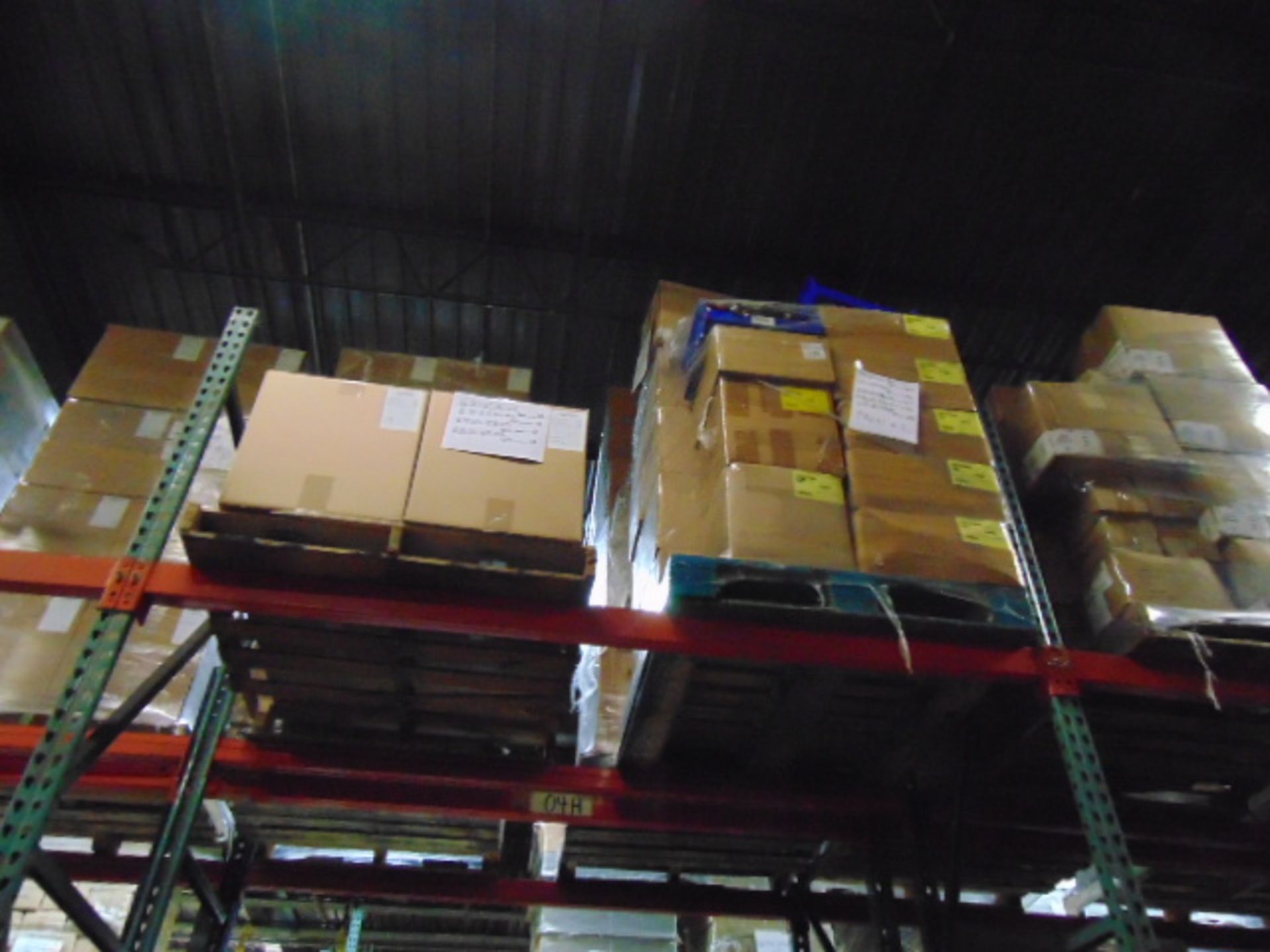 LOT CONTENTS OF PALLET RACKING SECTIONS (24) : steel parts, 3 x 5 followers, plastic hooks, - Image 32 of 33