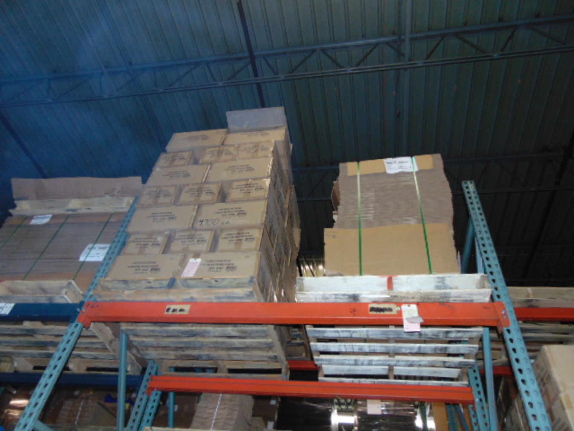 LOT CONTENTS OF PALLET RACKING SECTIONS (23) : steel parts, 3 x 5 followers, plastic hooks, - Image 8 of 43