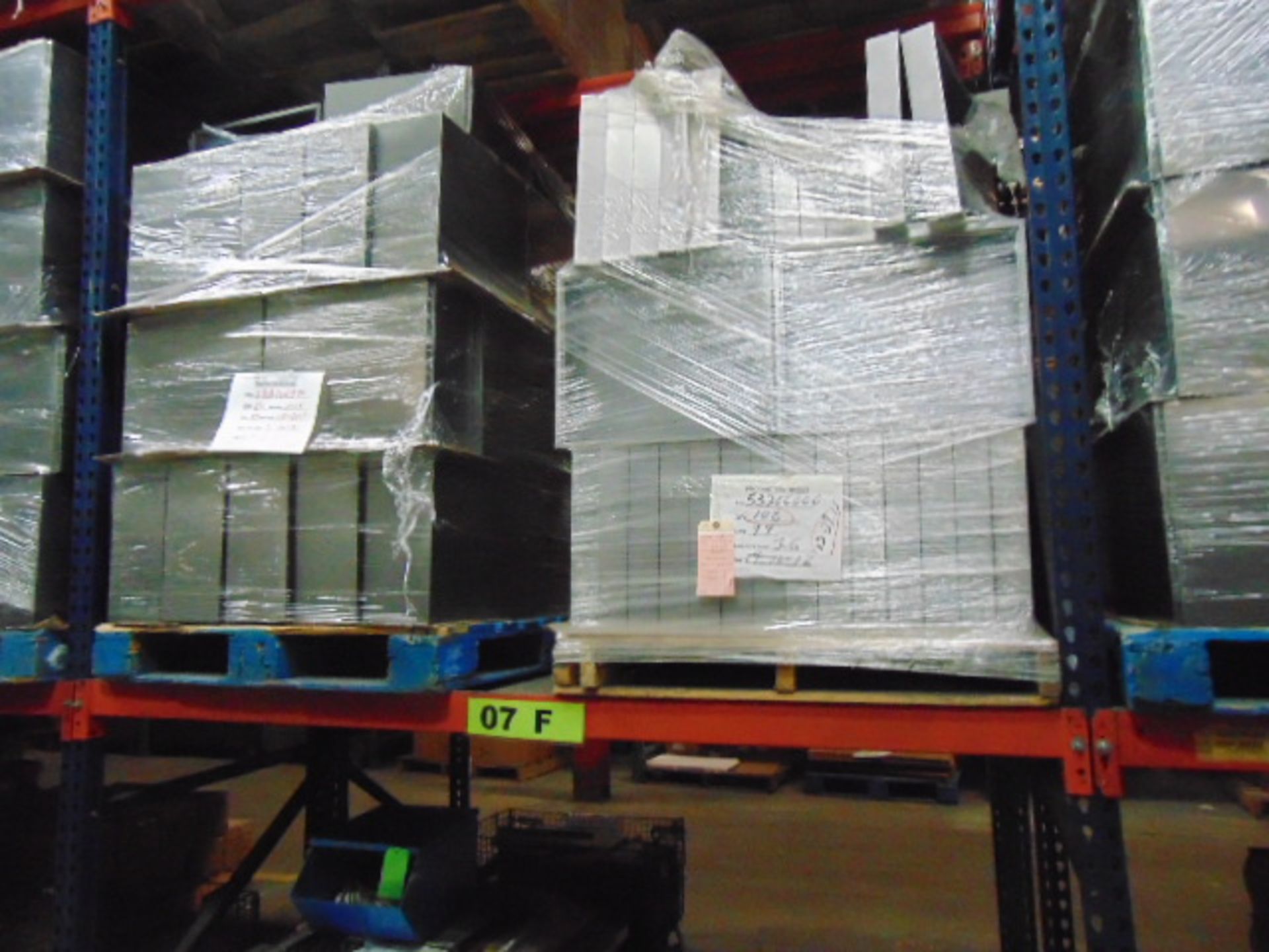 LOT CONTENTS OF PALLET RACKING SECTIONS (24) : steel parts, 3 x 5 followers, plastic hooks, - Image 9 of 33