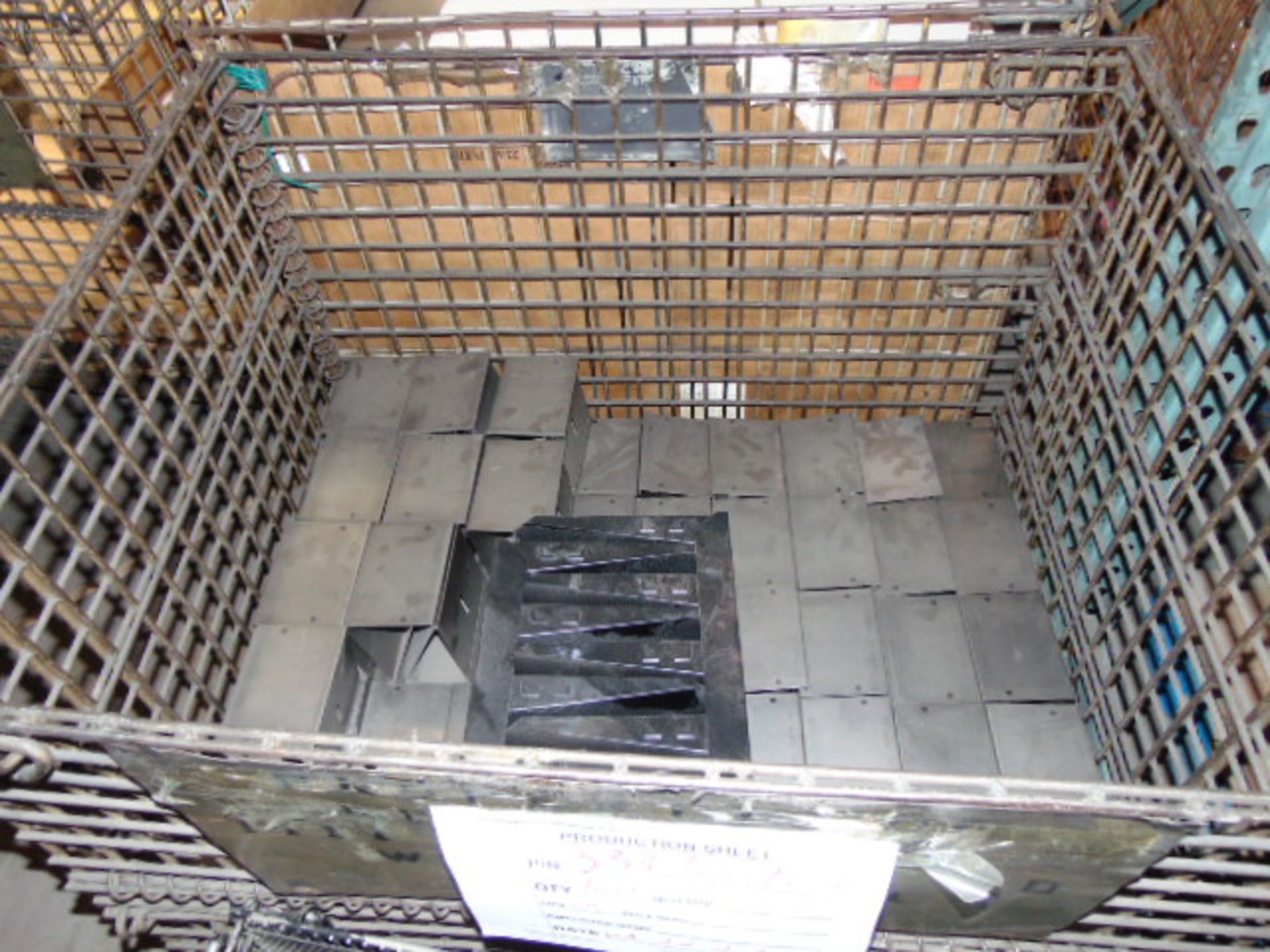 LOT CONTENTS OF PALLET RACKING SECTIONS (22) : steel parts & wire baskets (no racks) - Image 8 of 31