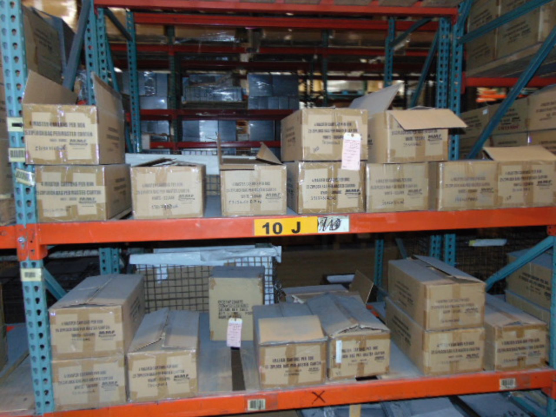 LOT CONTENTS OF PALLET RACKING SECTIONS (23) : steel parts, 3 x 5 followers, plastic hooks, - Image 14 of 43