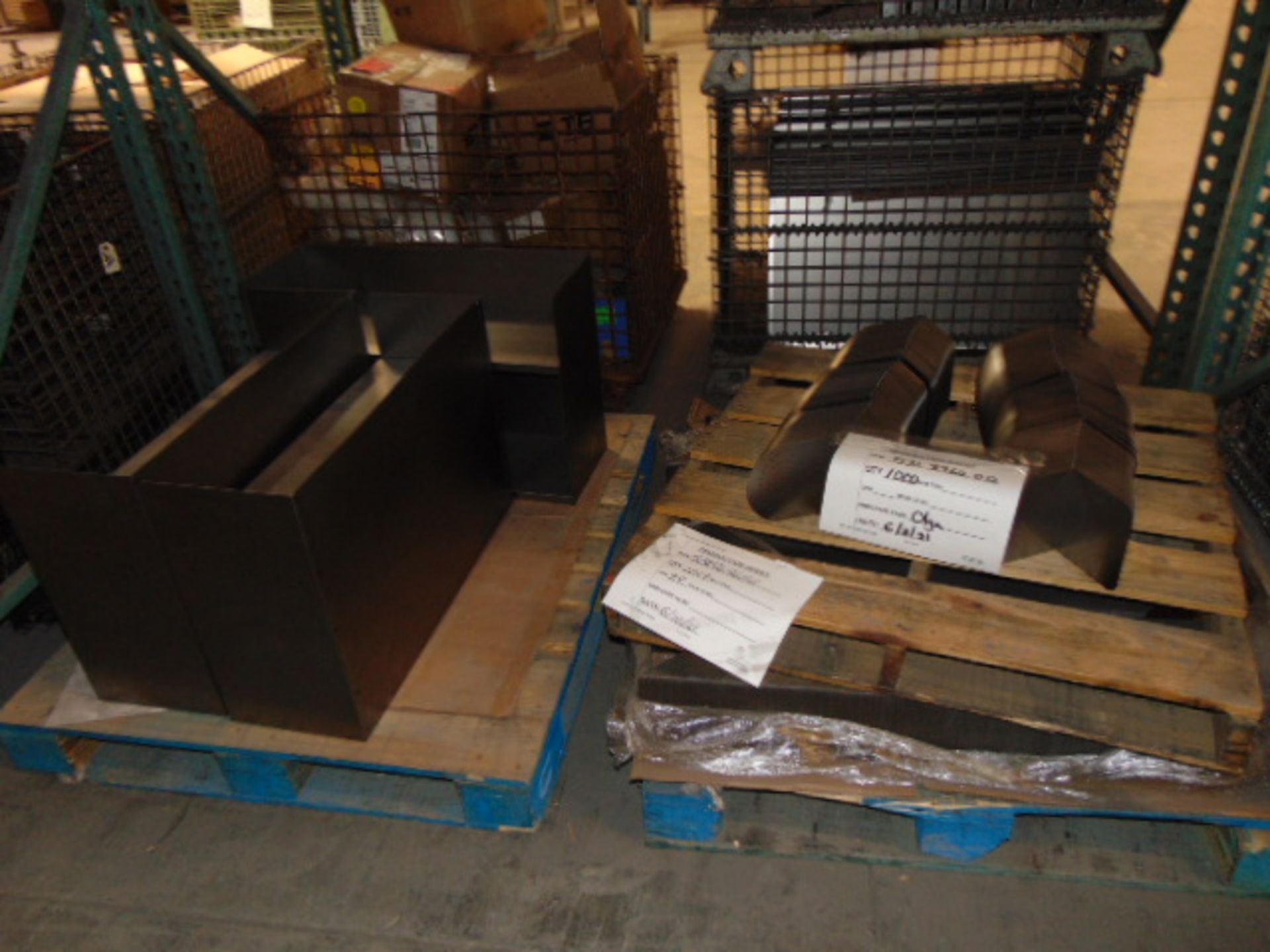 LOT CONTENTS OF PALLET RACKING SECTIONS (22) : steel parts & wire baskets (no racks) - Image 6 of 31