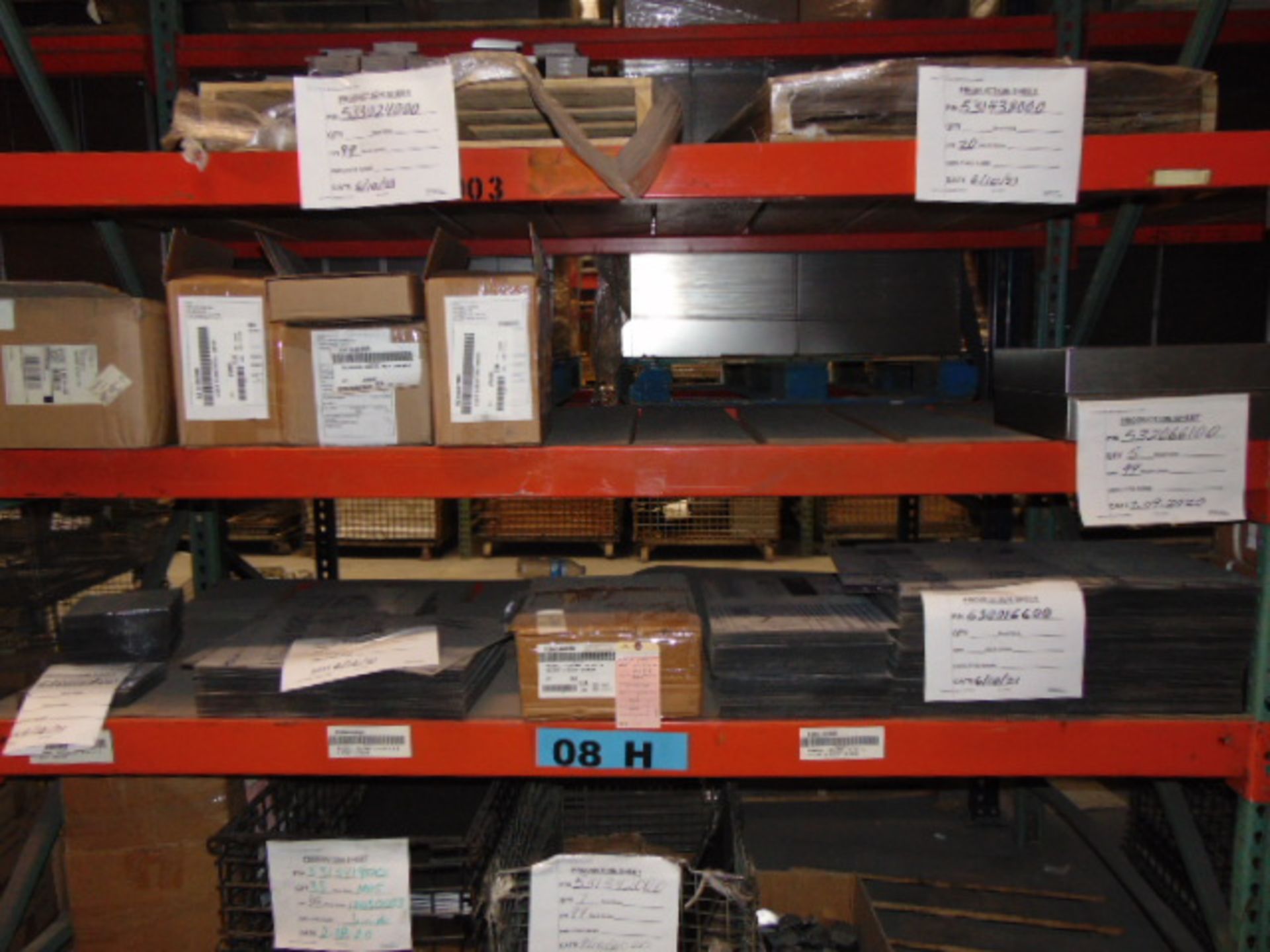 LOT CONTENTS OF PALLET RACKING SECTIONS (24) : steel parts, 3 x 5 followers, plastic hooks, - Image 21 of 33