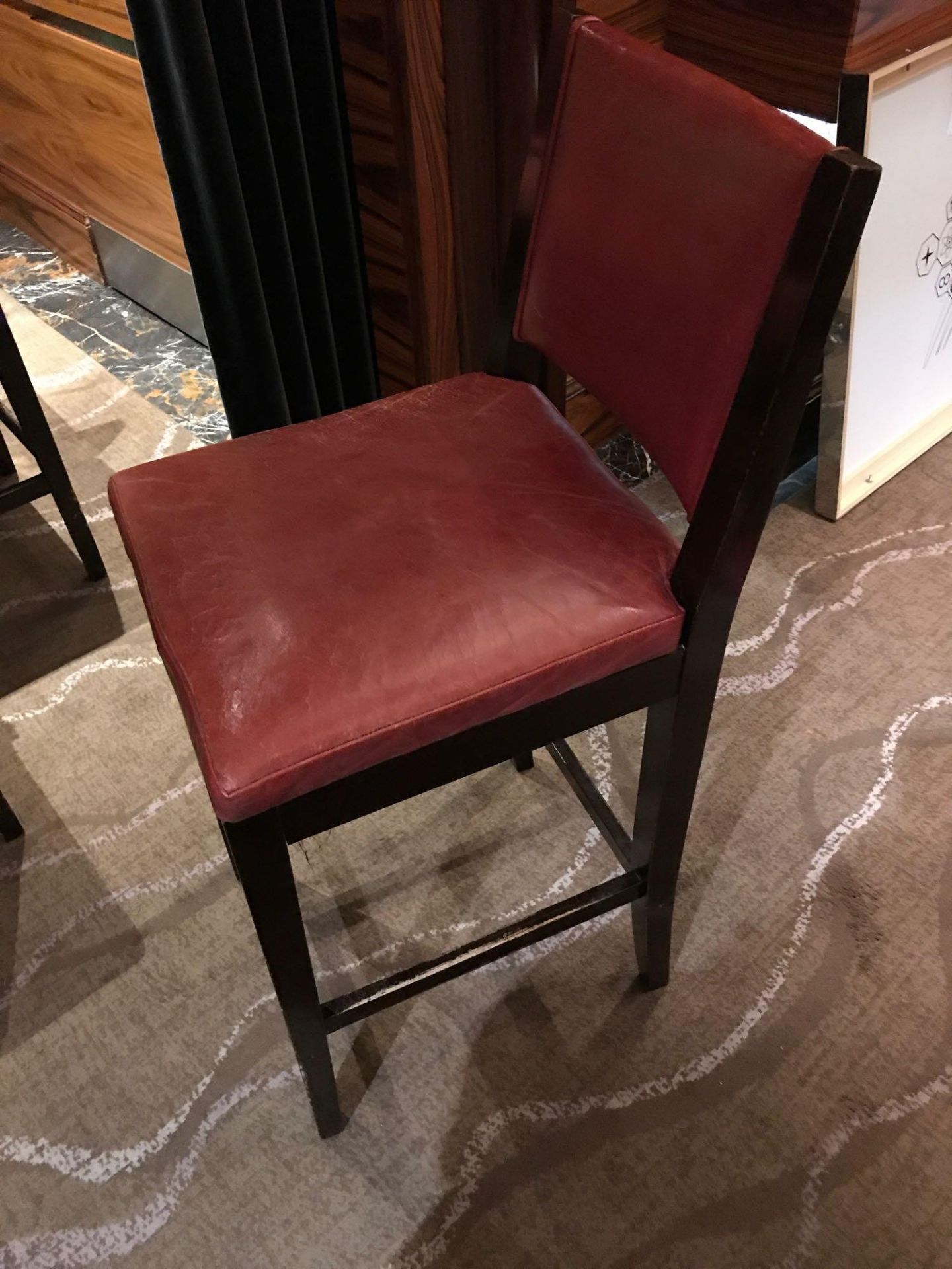 A Pair Of Bernhardt Design St Germain Red Leather Dark Wooden Framed High Stools 48cm x 45cm Seat - Bild 3 aus 3