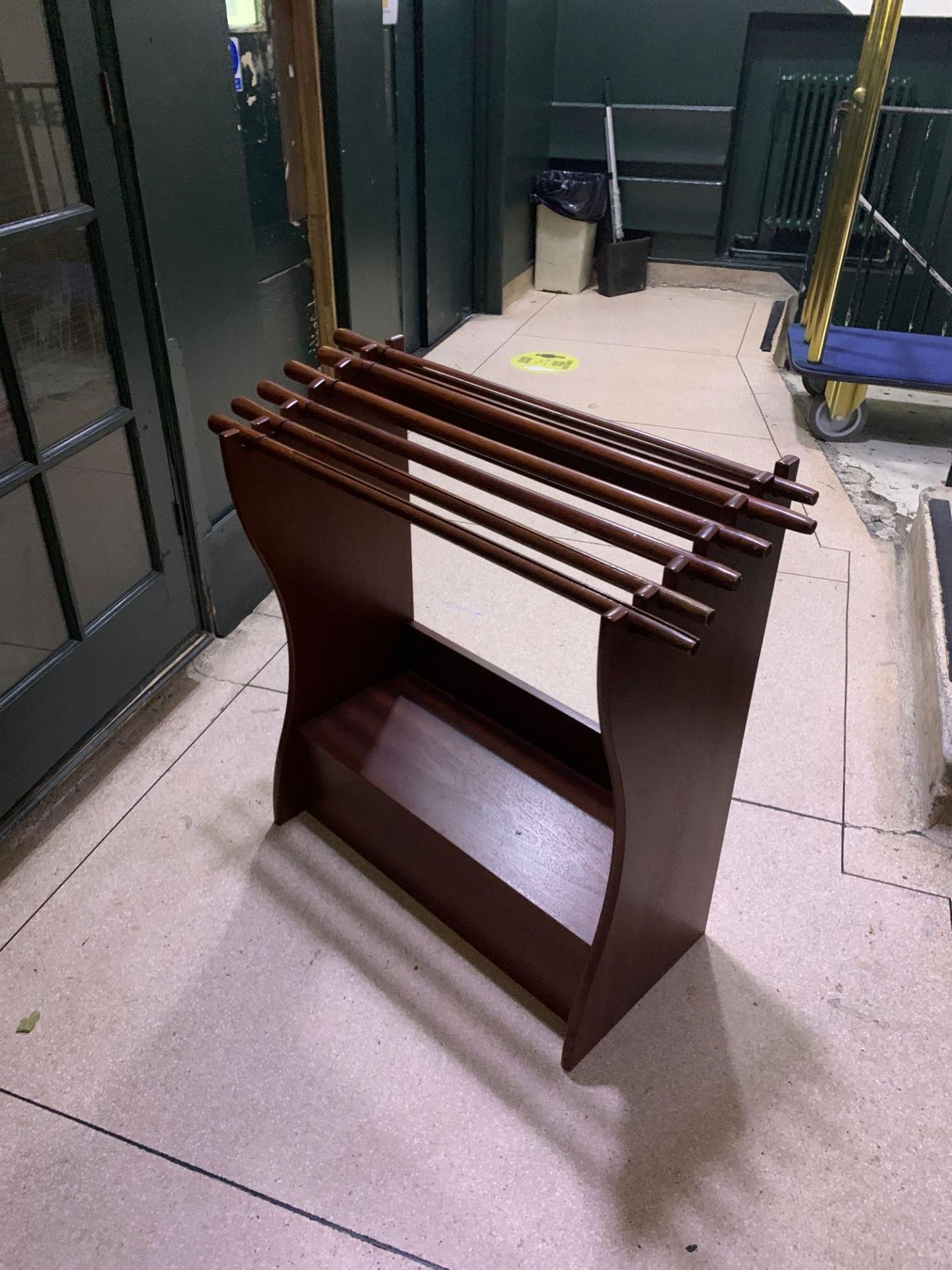 Mahogany Broadsheet Newspaper Stand 73x 38x 86cm 6 Newspaper Reels. ( Loc Lobby) - Image 3 of 4