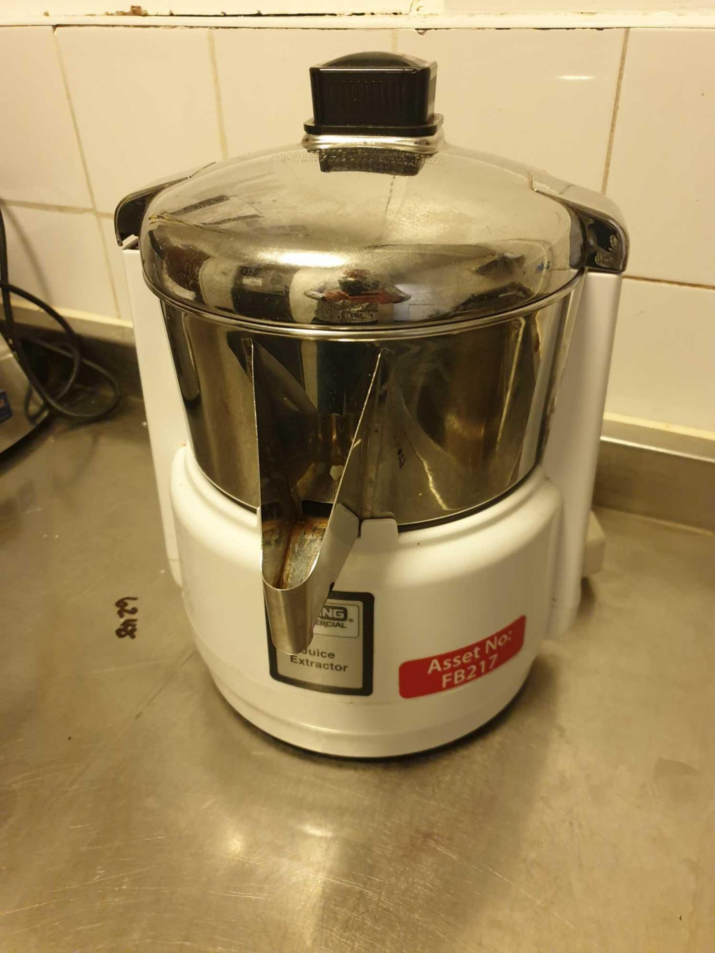 Waring 6001X Juice Extractor Quickly And Easily Extracts Pulp-Free Juice From Vegetables, Fruits And