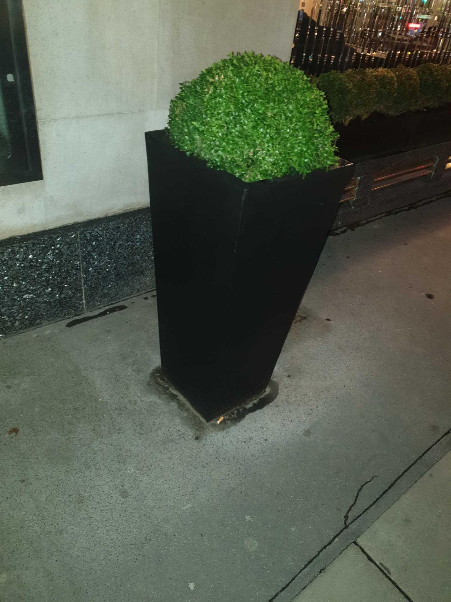 A Pair Of Black Tall Upright Planters Size 40x 40x 90cm ( Loc Front Of Hotel) - Bild 3 aus 3