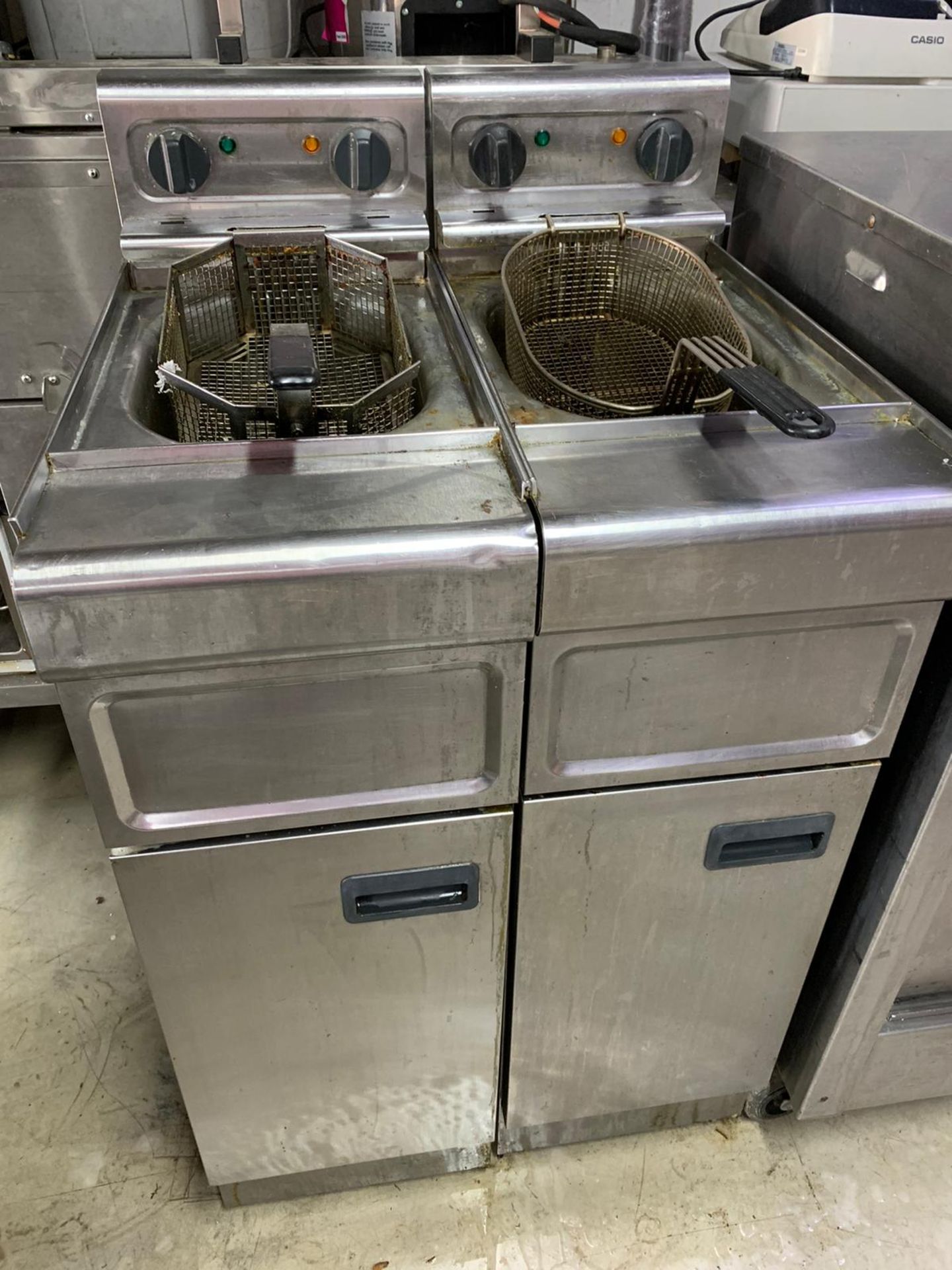 Lincat J6 Free Standing Electric Single Tank Fryer 9ltr With 1 Basket 6kw 300 x 600 x 970mm ()