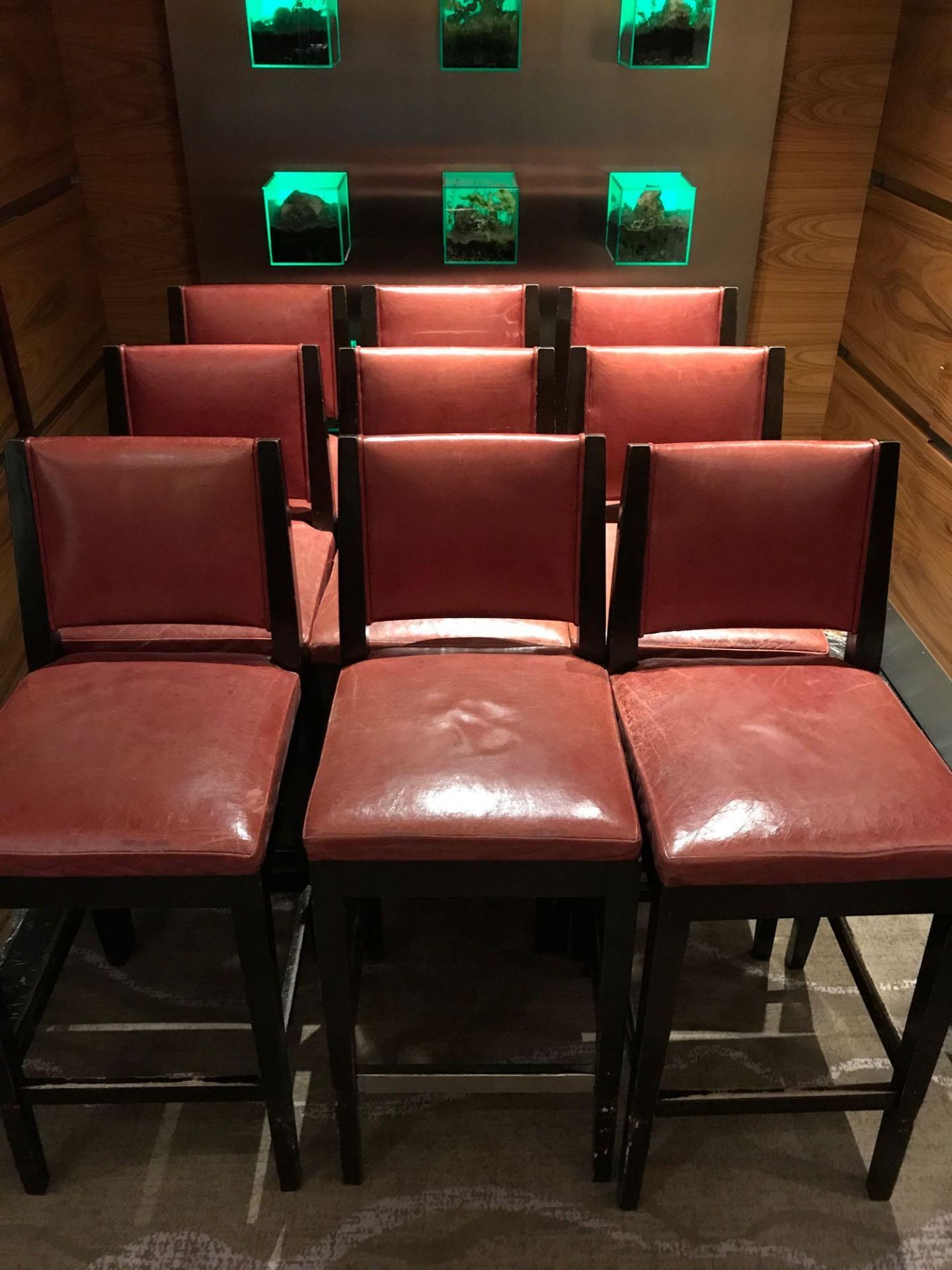 A Pair Of Bernhardt Design St Germain Red Leather Dark Wooden Framed High Stools 48cm x 45cm Seat - Bild 2 aus 3