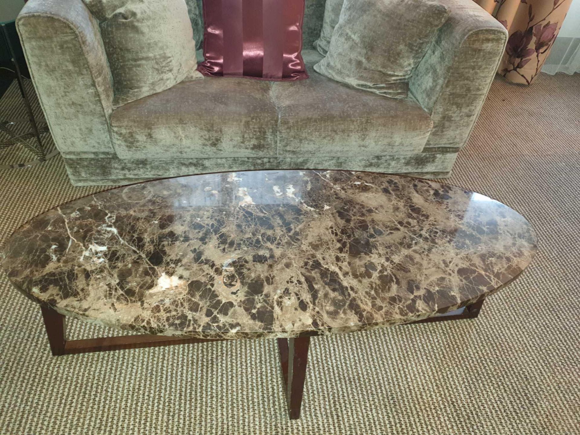 Kravetz Polished Marble Oval Coffee Table 136x 50x 44cm ( Loc 401) - Bild 2 aus 2