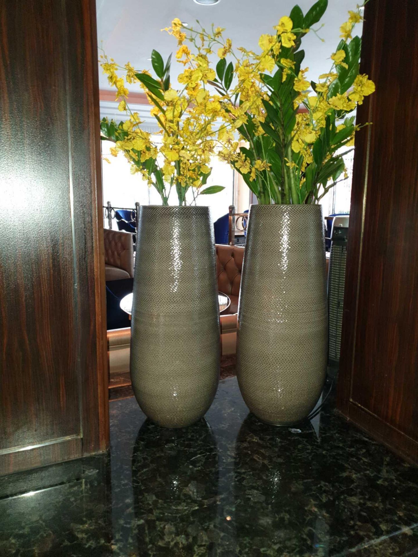 A Pair Of Mica Ceramic Silver Vases 59x 20cm ( Loc Polo Bar)