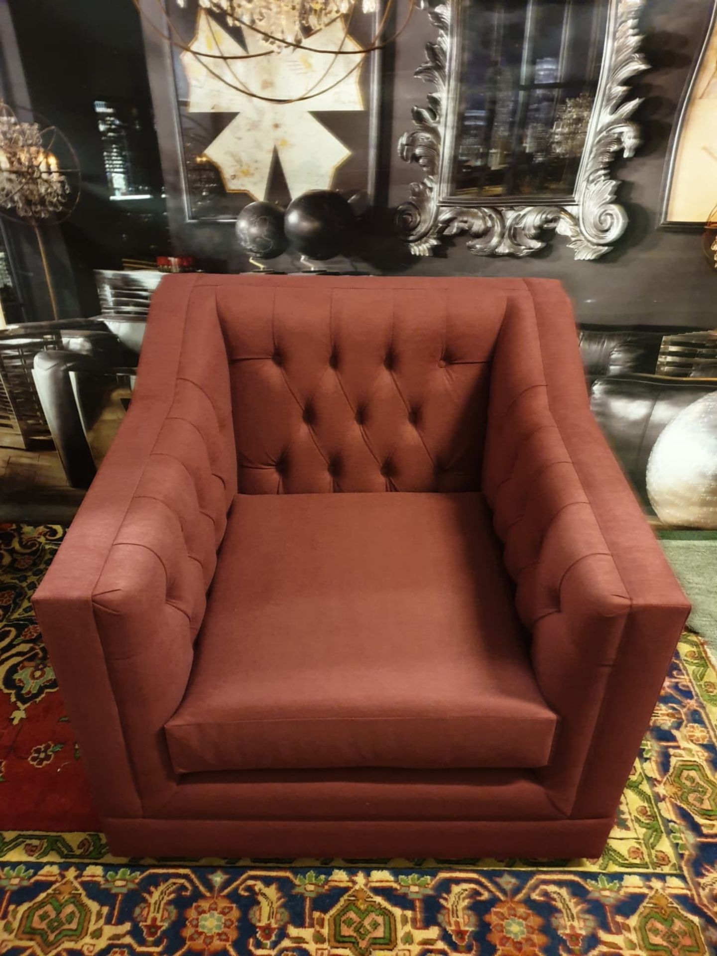 James Armchair Berwick Marsala Style thy name is James. This twist on a Chesterfield is a classic - Bild 2 aus 3