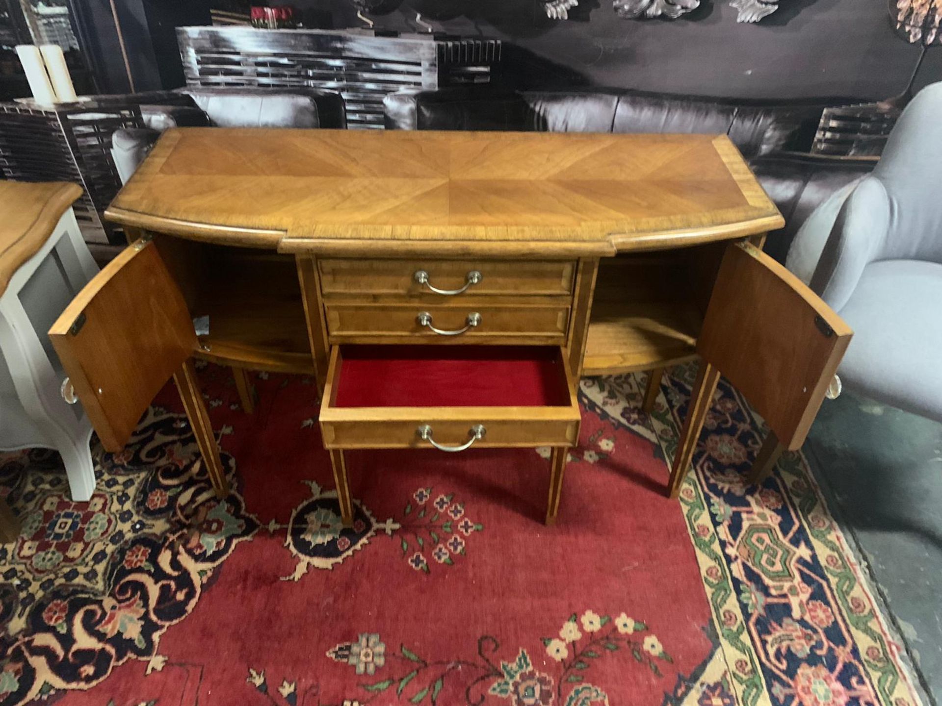 Bottecelli 2 door 3 drawer console table This graceful design with carved legs features a two-tone - Bild 6 aus 6