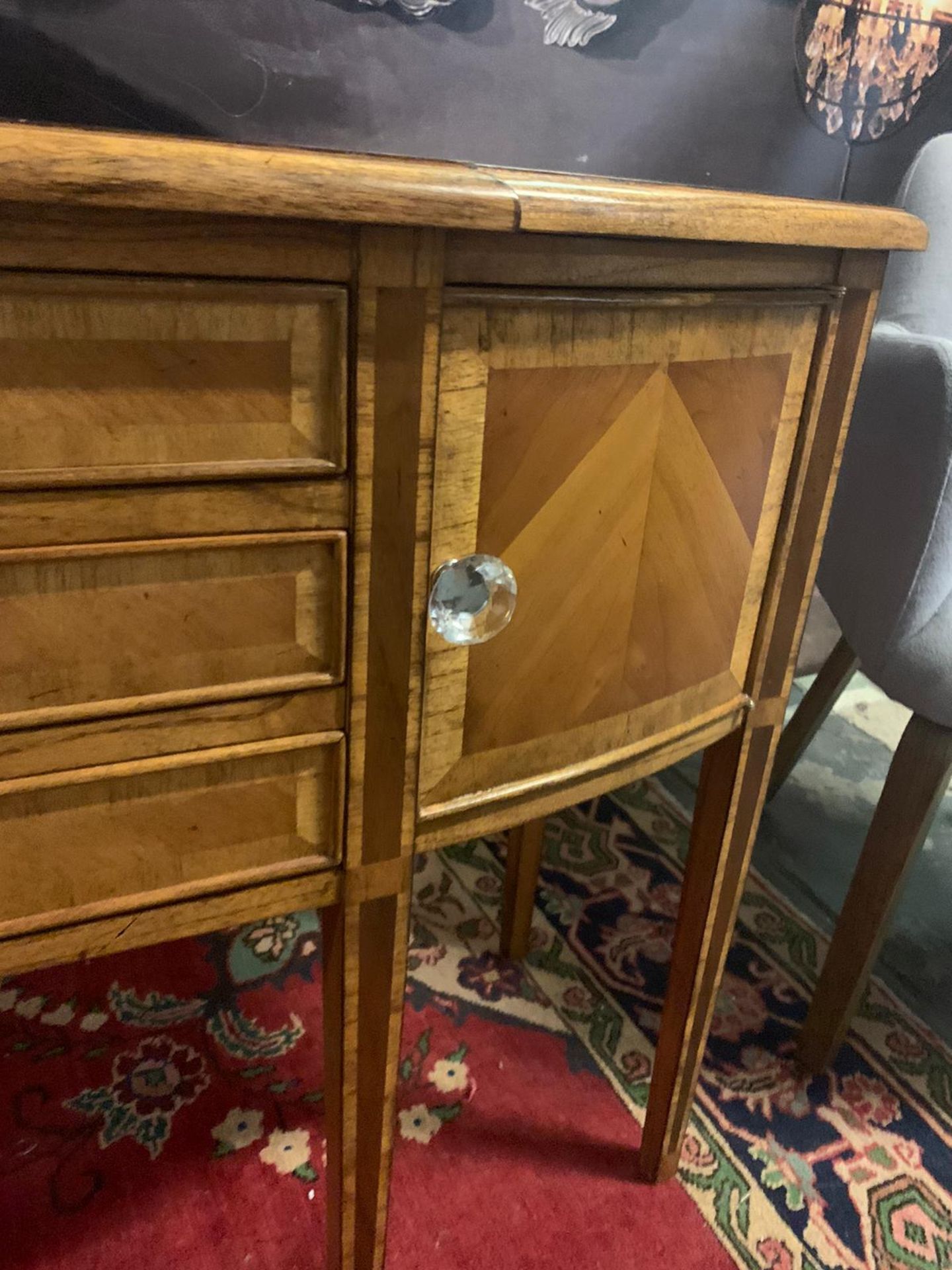 Bottecelli 2 door 3 drawer console table This graceful design with carved legs features a two-tone - Bild 3 aus 6