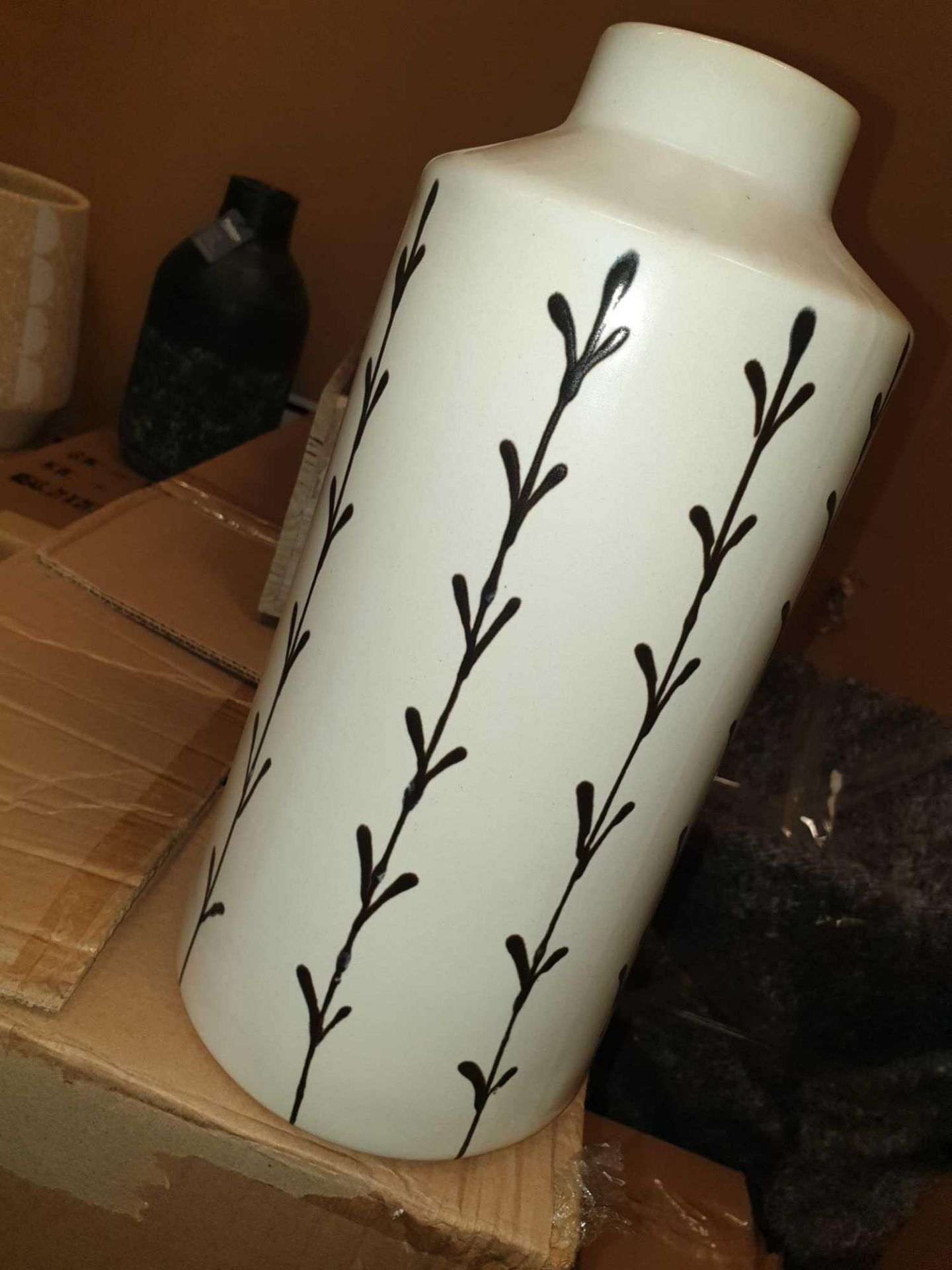 Arrowhead Vase White And Black 320x160mm (2pk) Vases Need Not Be Plain. With A Distinctive Ceramic