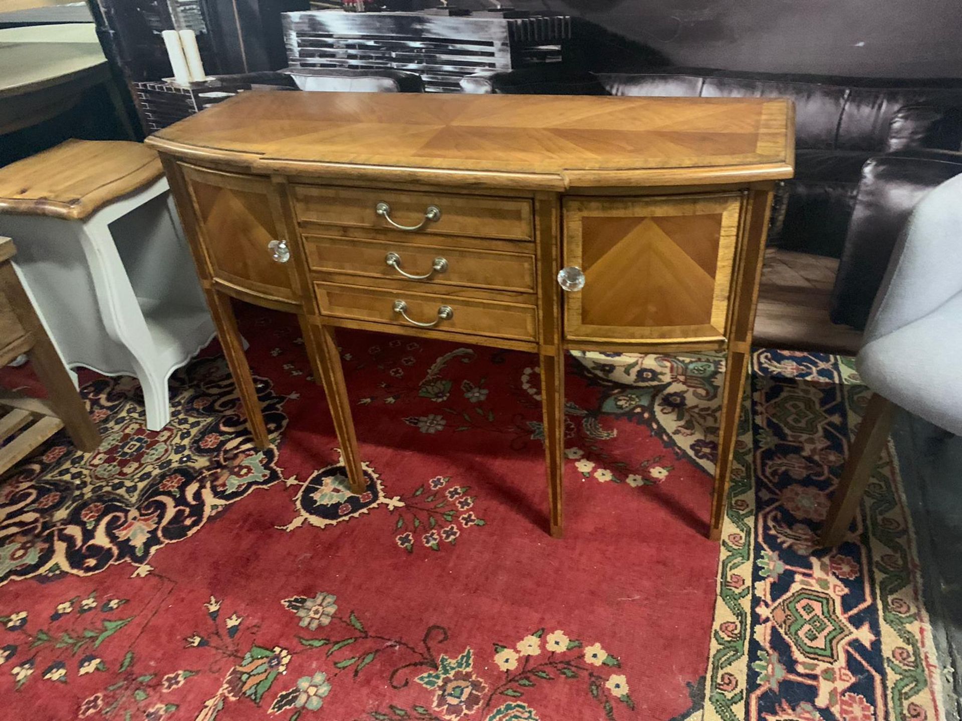 Bottecelli 2 door 3 drawer console table This graceful design with carved legs features a two-tone - Bild 4 aus 6