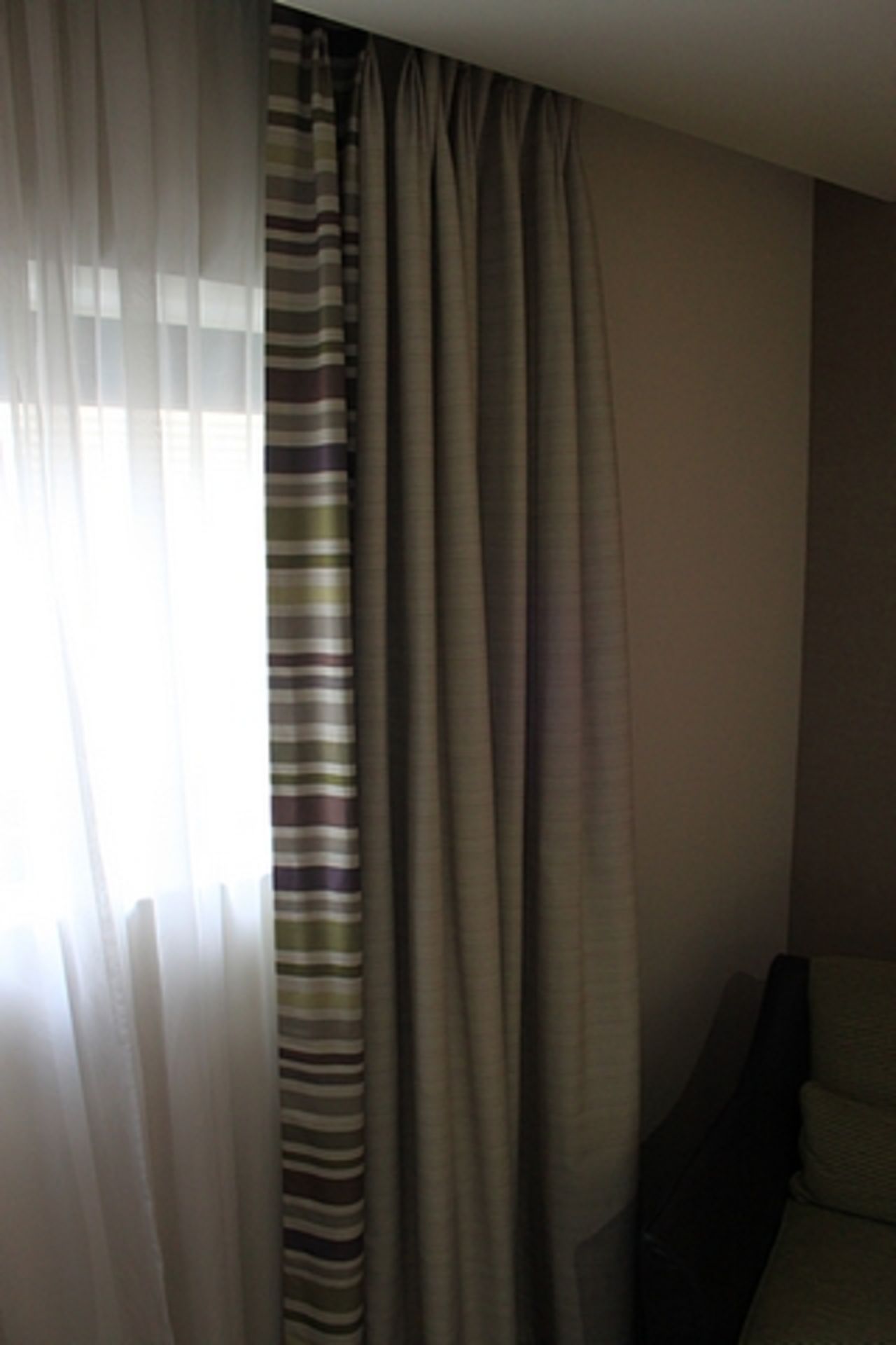 Sinclaire Fabrics a pair of drapes lined with blackout fabric spans 2000 x 2600mm (DB32AP1) - Image 3 of 5