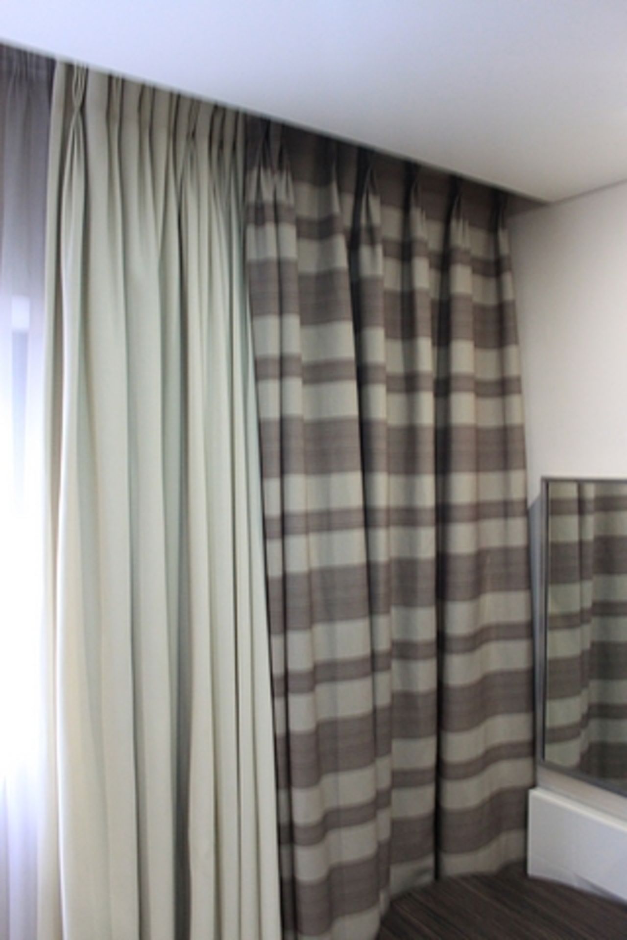 Sinclaire Fabrics a pair of drapes lined with blackout fabric spans 2000 x 2600mm (DB32AP1) - Image 2 of 5