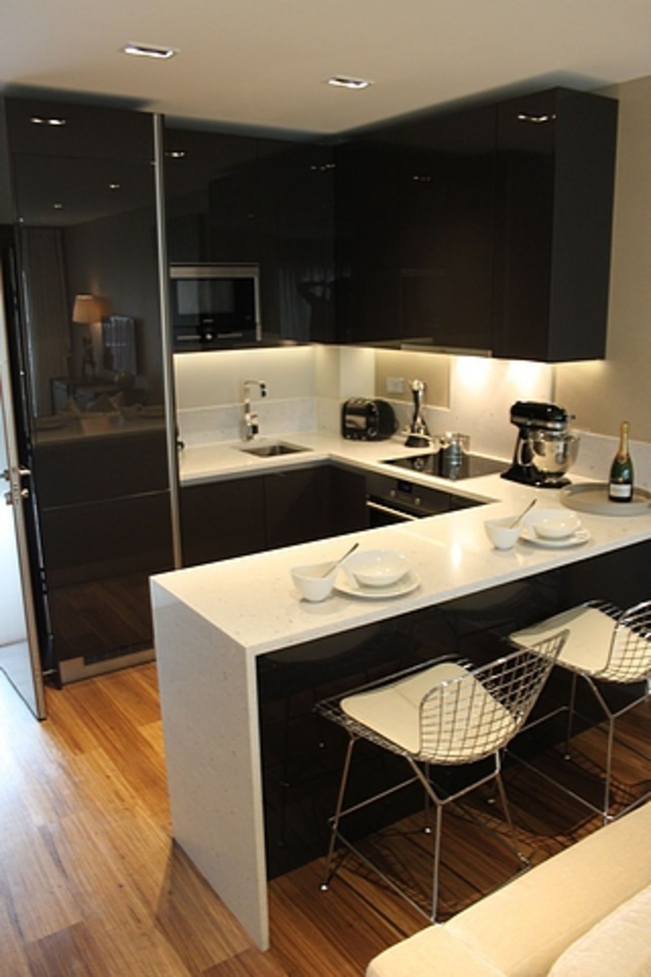 Blum ex- show Apartment Complete U shaped kitchen with base and wall cabinets complete with - Image 9 of 12