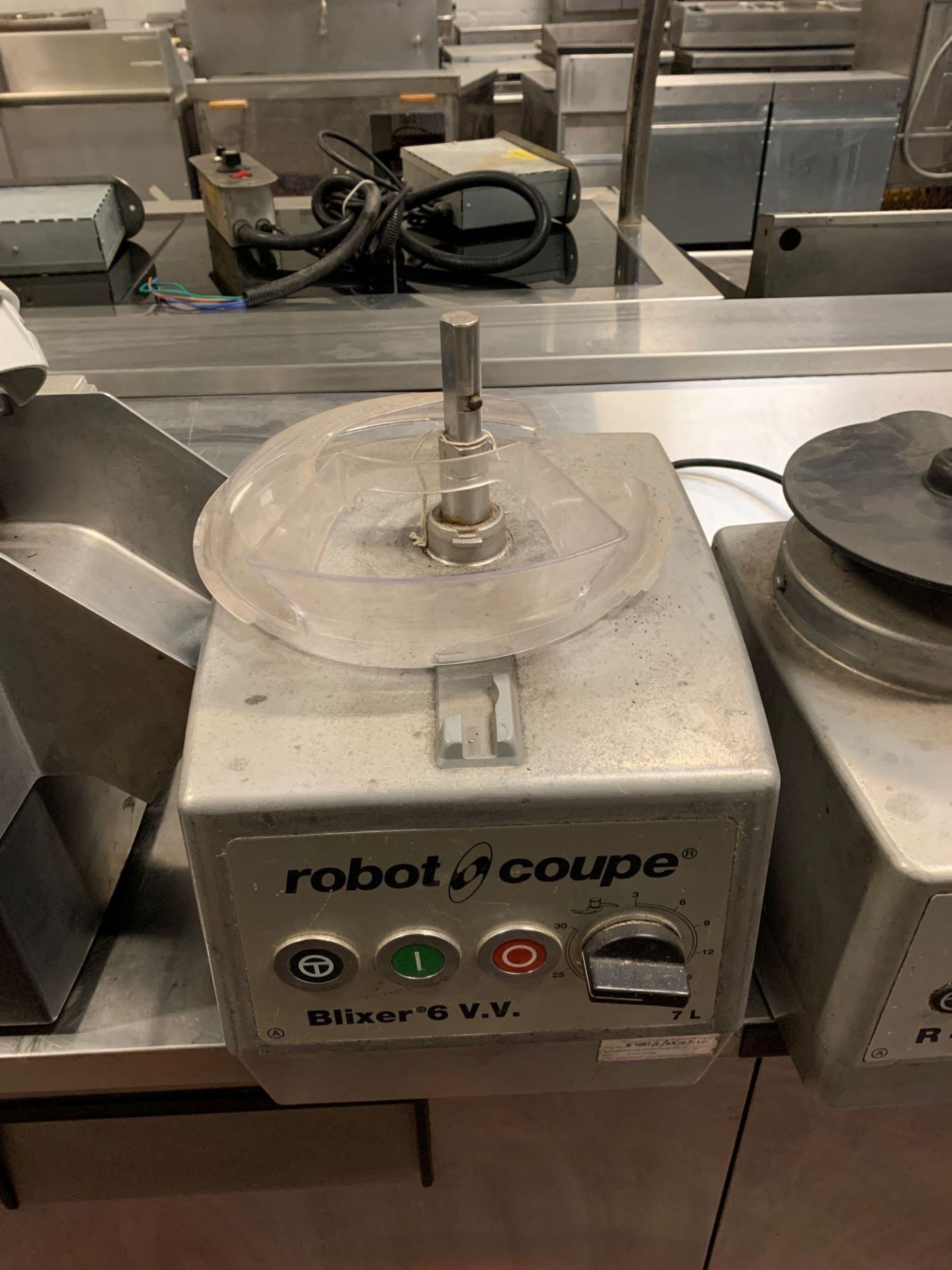 Base units for Robot Coupe- CL50 Blixer 6 V.V R401 and various attachments. - Image 3 of 5