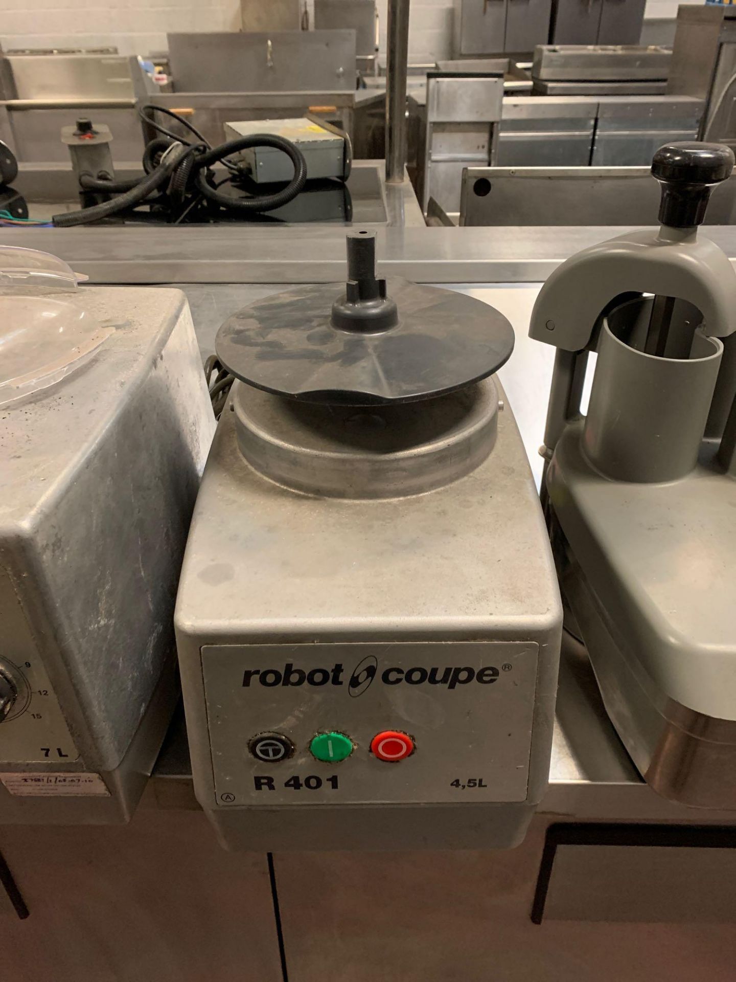 Base units for Robot Coupe- CL50 Blixer 6 V.V R401 and various attachments. - Image 4 of 5