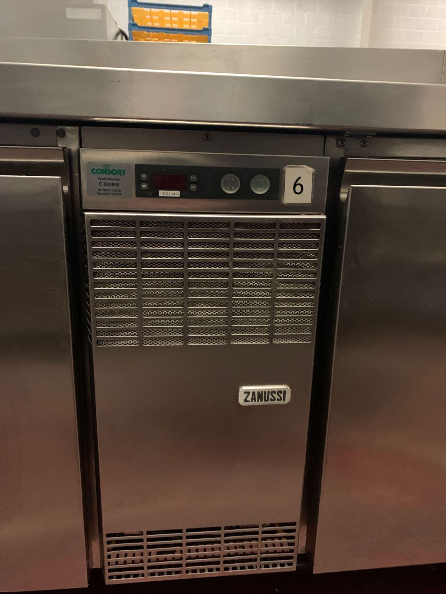 Zanussi Professional TRF132A 2 Door Under Counter Freezer - 15 / -24 temperature range 127 X 70 X - Bild 3 aus 4