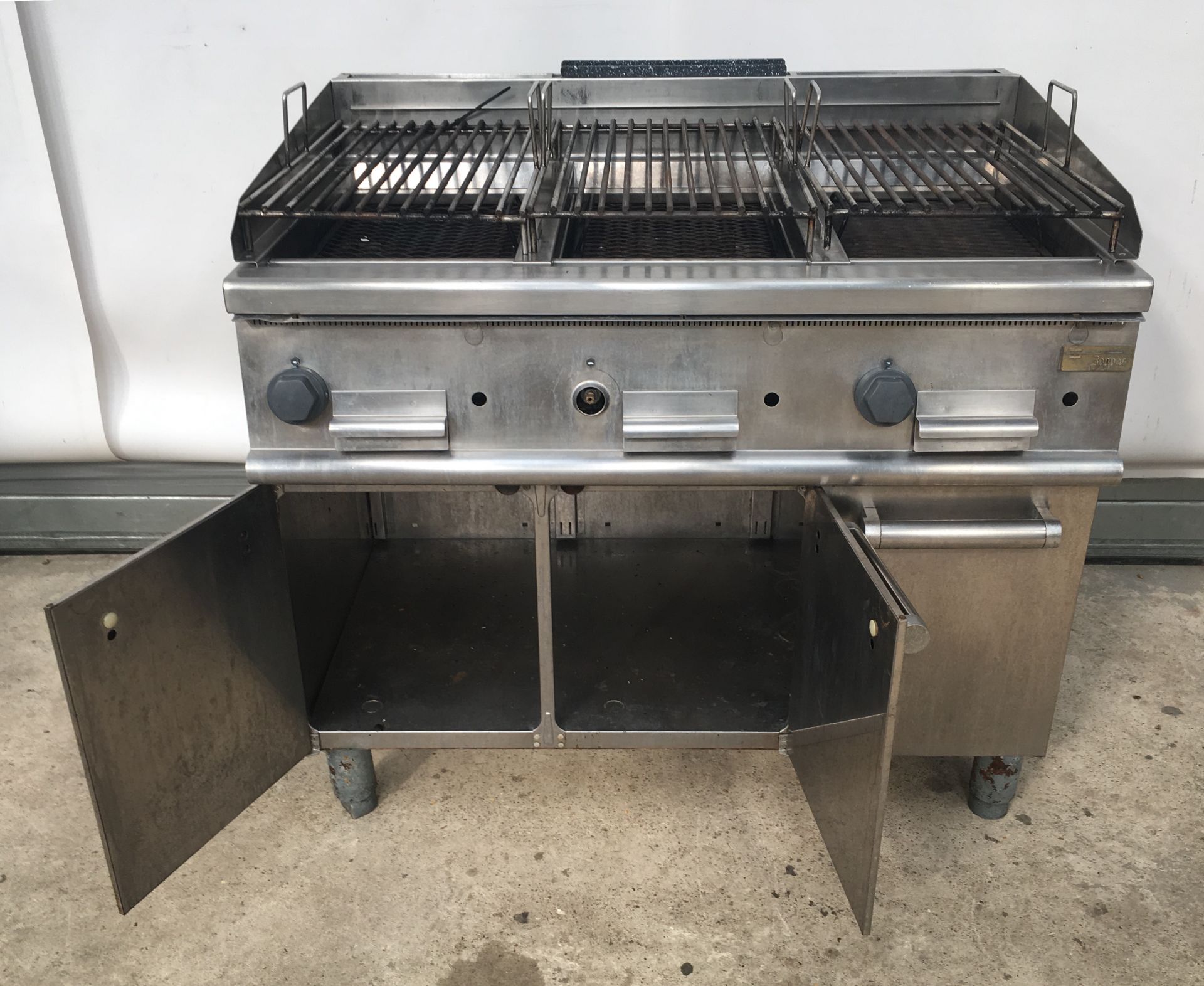 Boppas LPG Griddle This stainless steel griddle is LPG gas and has 3 griddles on top. Perfect for - Image 2 of 3