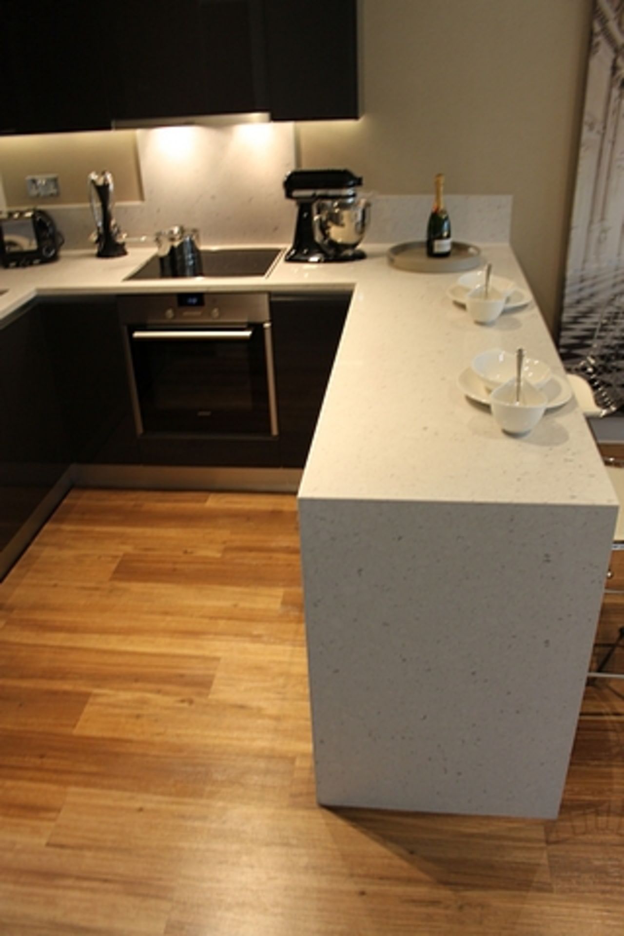 Blum ex- show Apartment Complete U shaped kitchen with base and wall cabinets complete with - Image 7 of 12