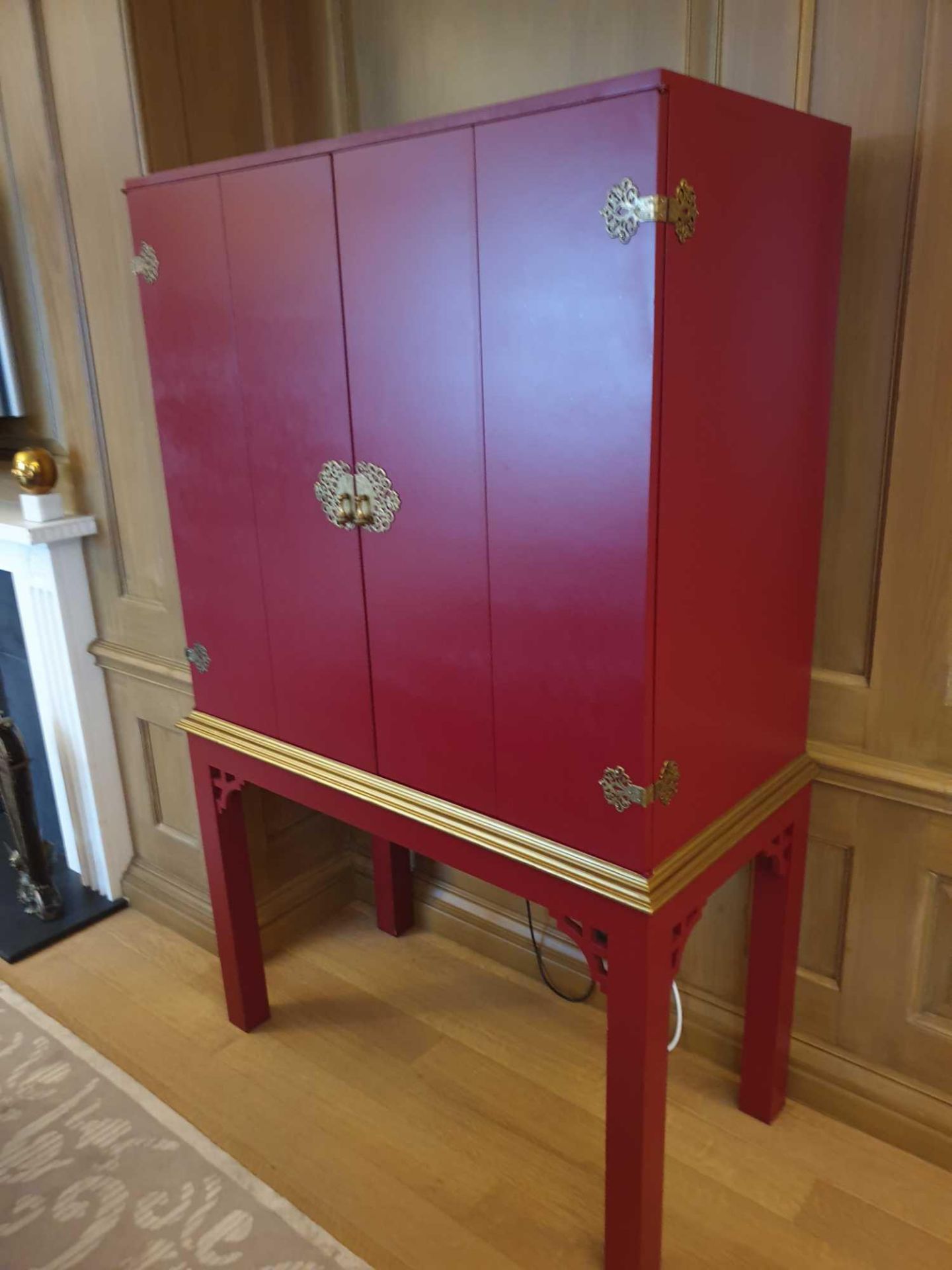 English Georgian Style Red Lacquered Chinoiserie Gilded Cocktail Cabinet Martini Bar Bifold Two Door