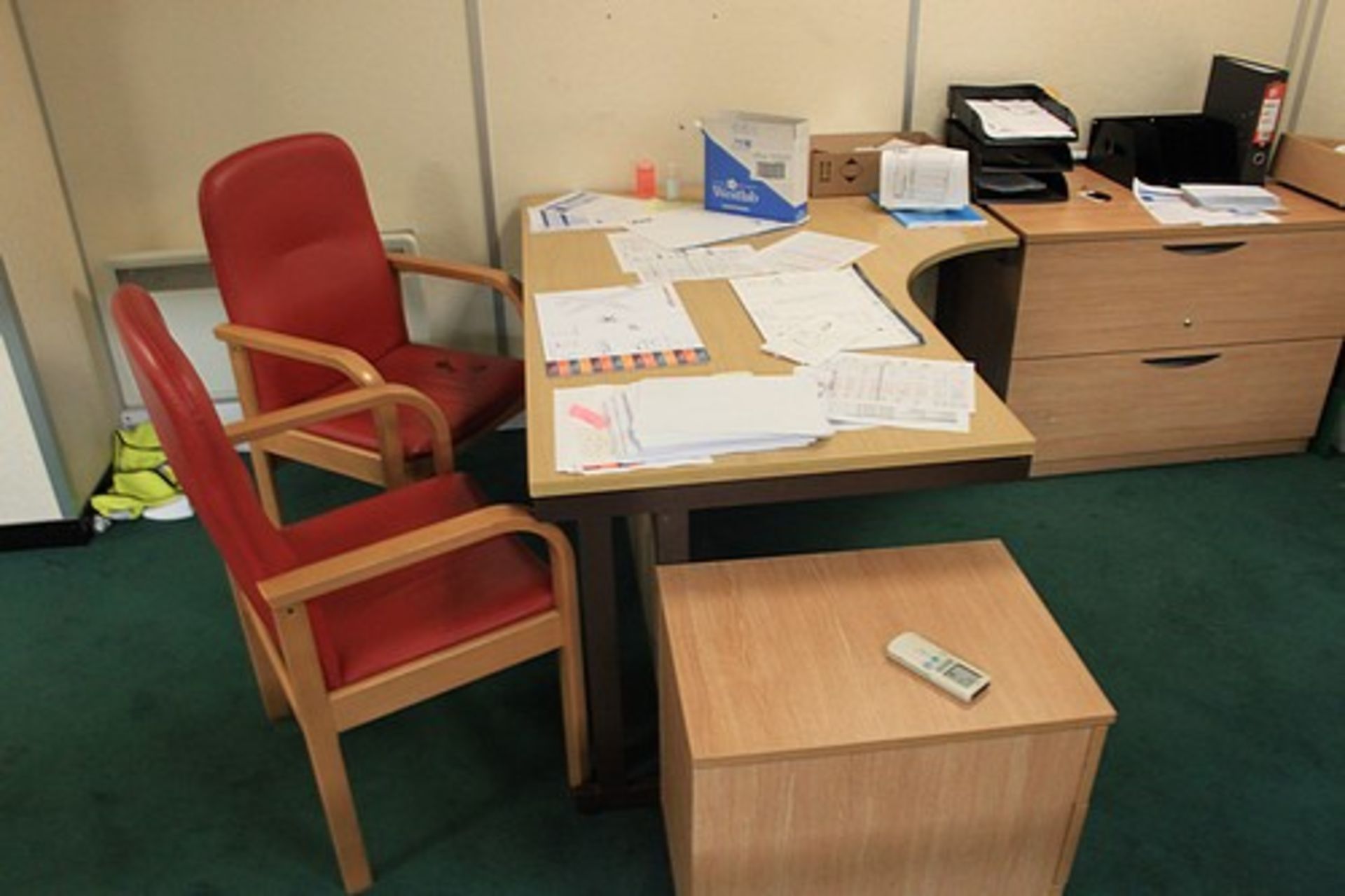 Senator Furniture contents of office furniture comprising 1600mm ergonomic desk two drawer - Image 2 of 3